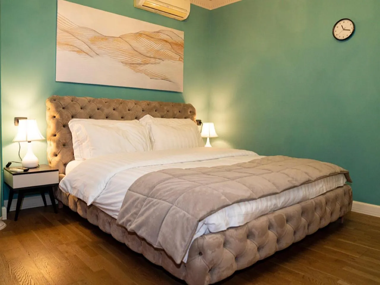 Photo of the whole room in Hotel Vila Tirana