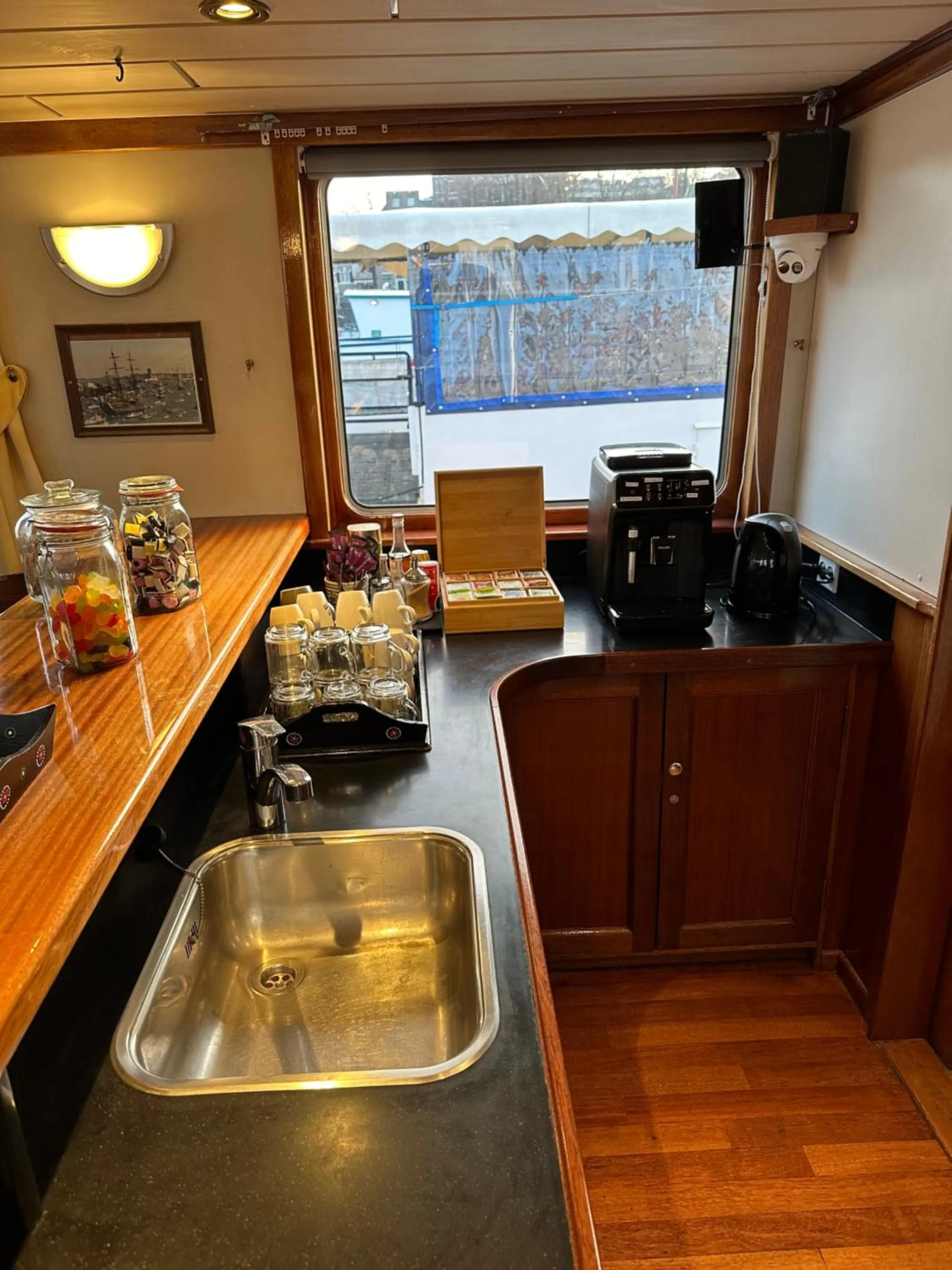 Coffee/tea facilities in Hotelboat Angeline