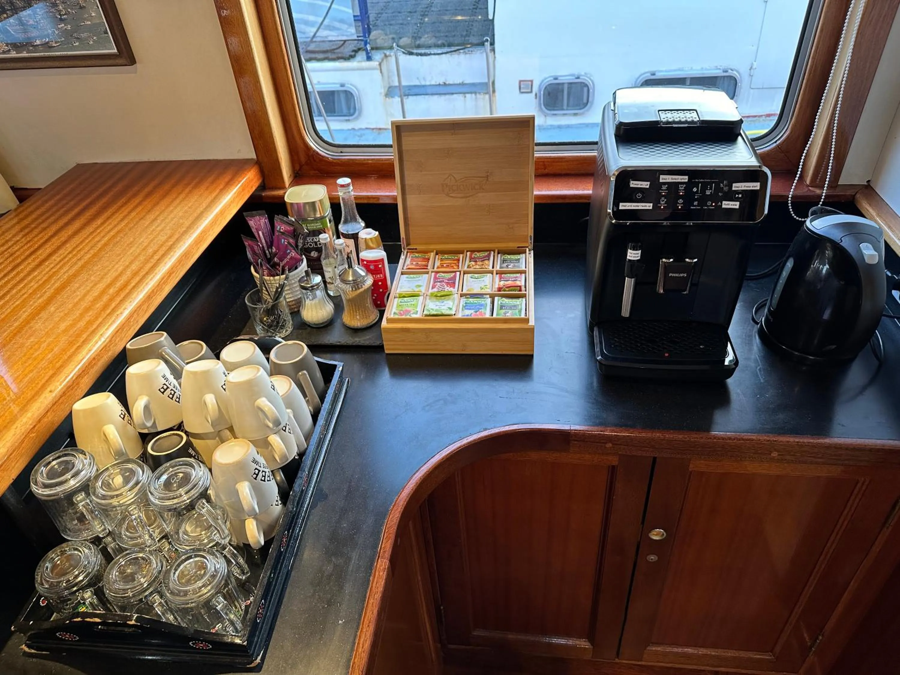 Coffee/tea facilities in Hotelboat Angeline