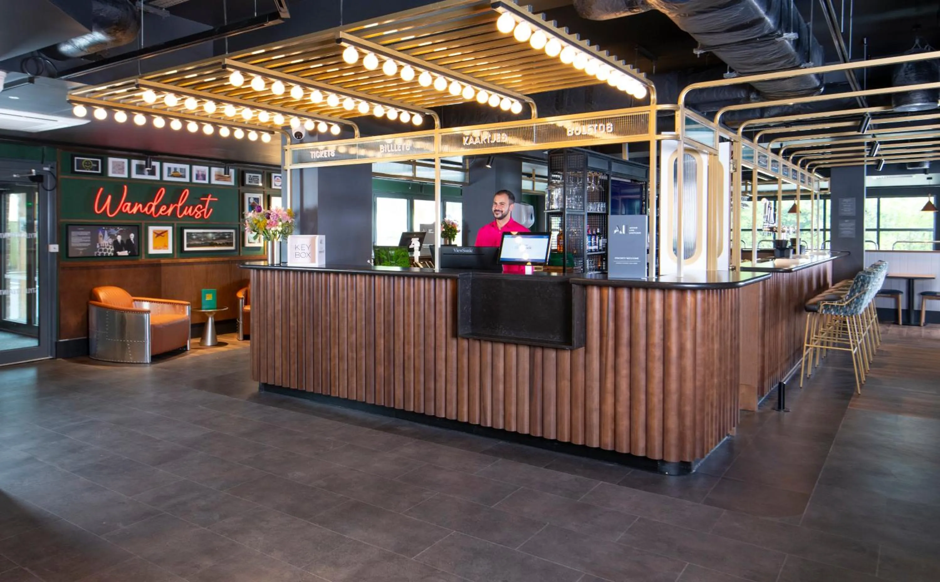 Lobby or reception in ibis Styles London Gatwick Airport