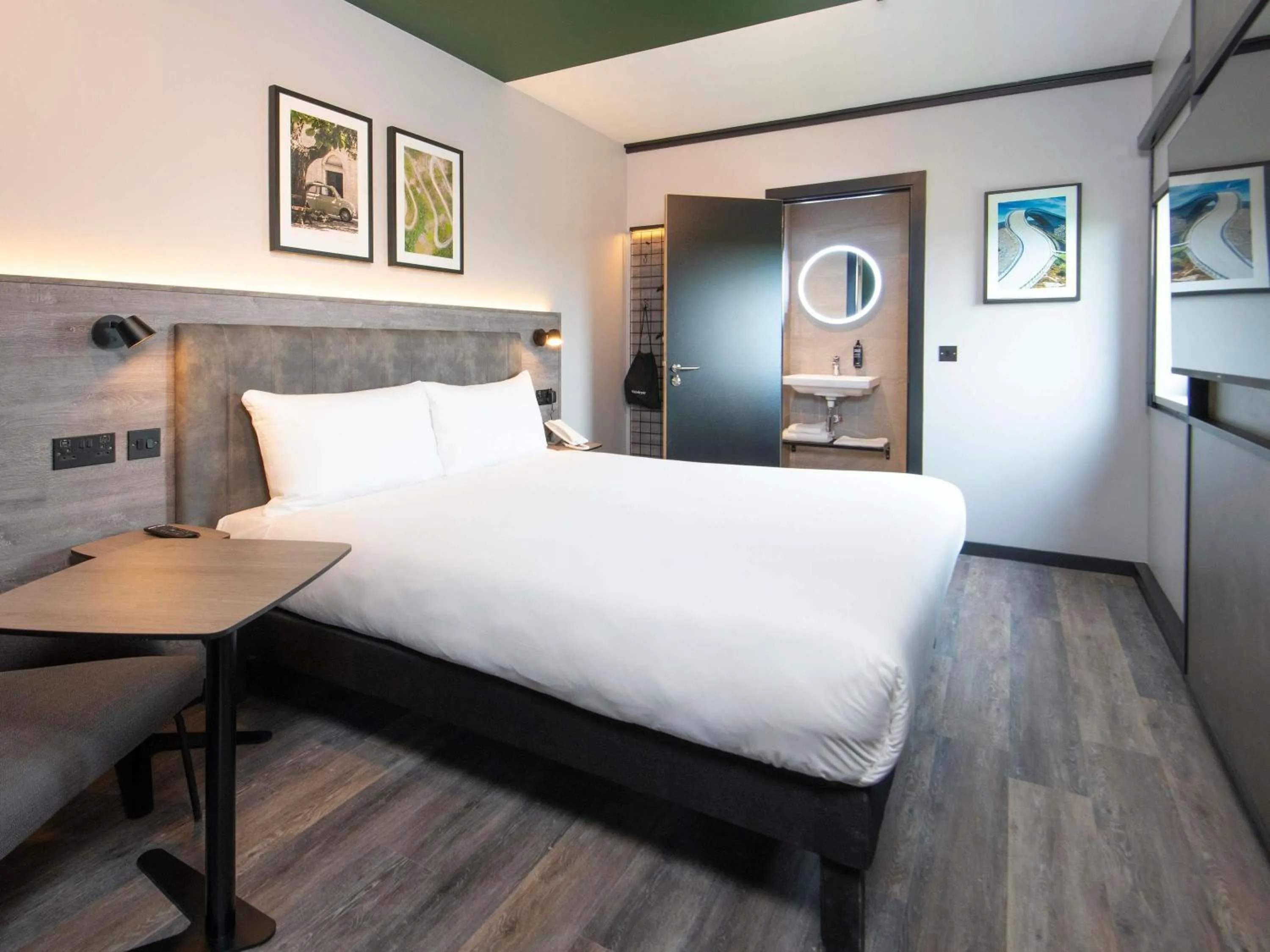 Bedroom, Bed in ibis Styles London Gatwick Airport