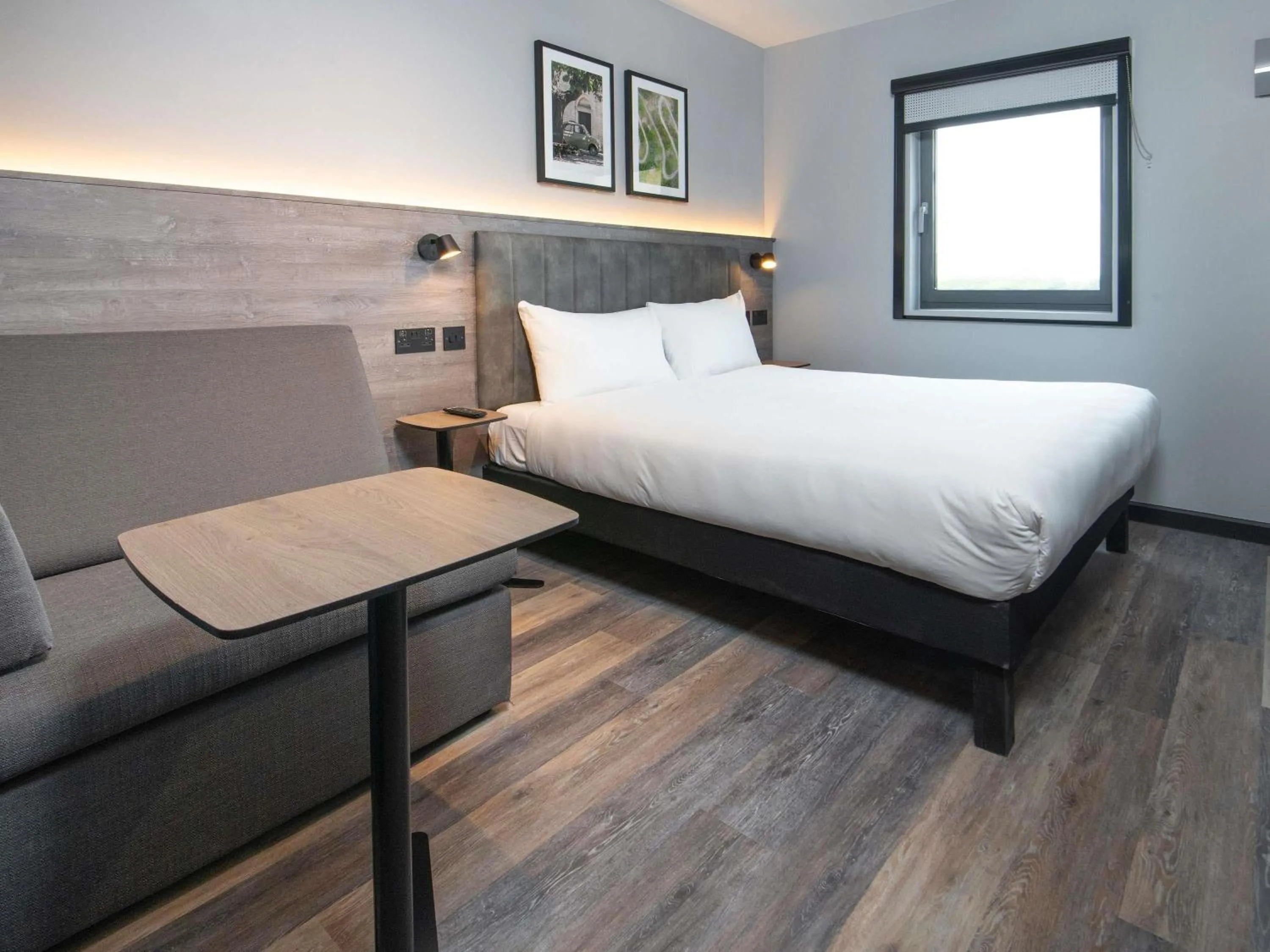 Bedroom, Bed in ibis Styles London Gatwick Airport
