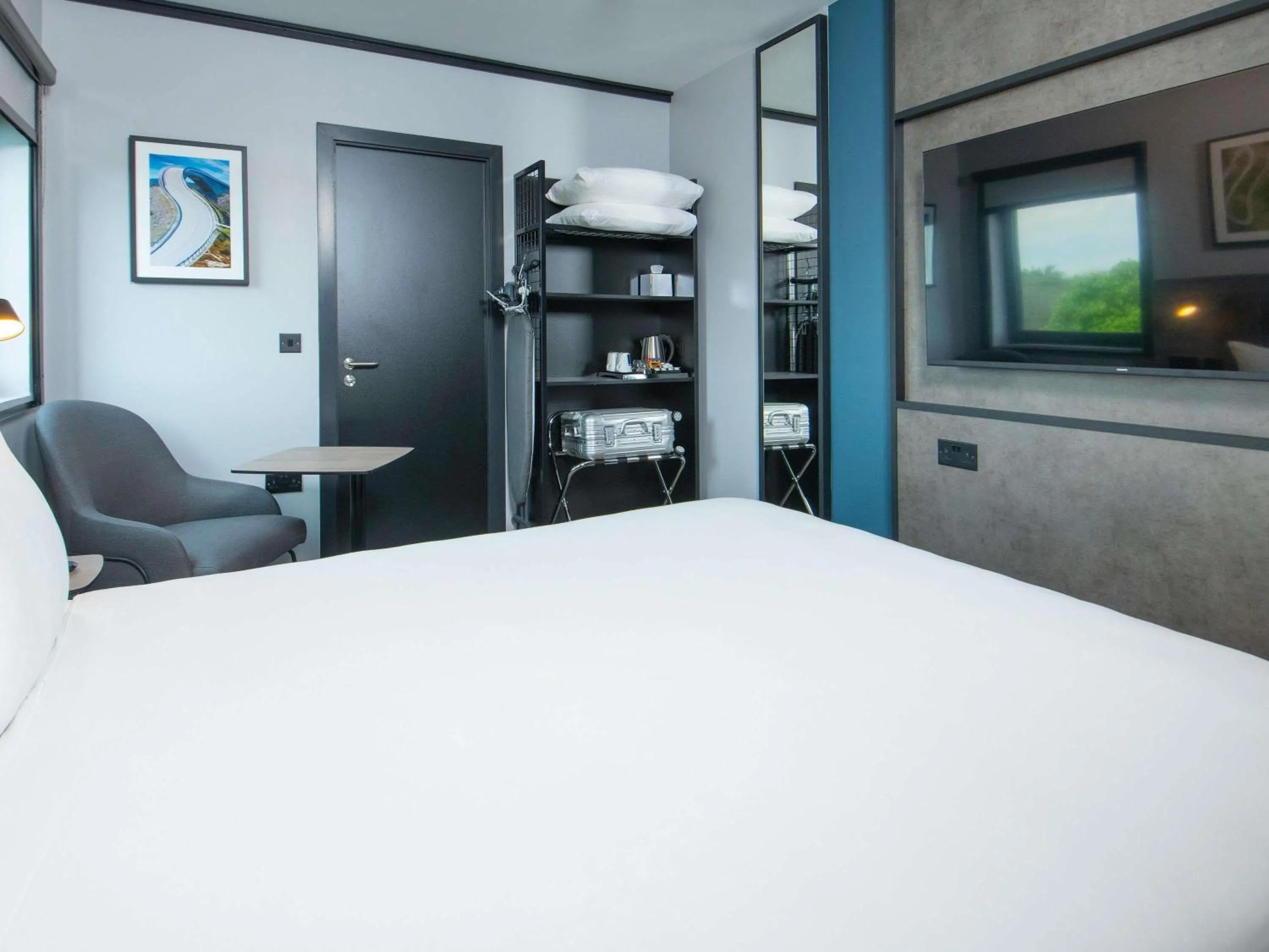 Bedroom, Bed in ibis Styles London Gatwick Airport