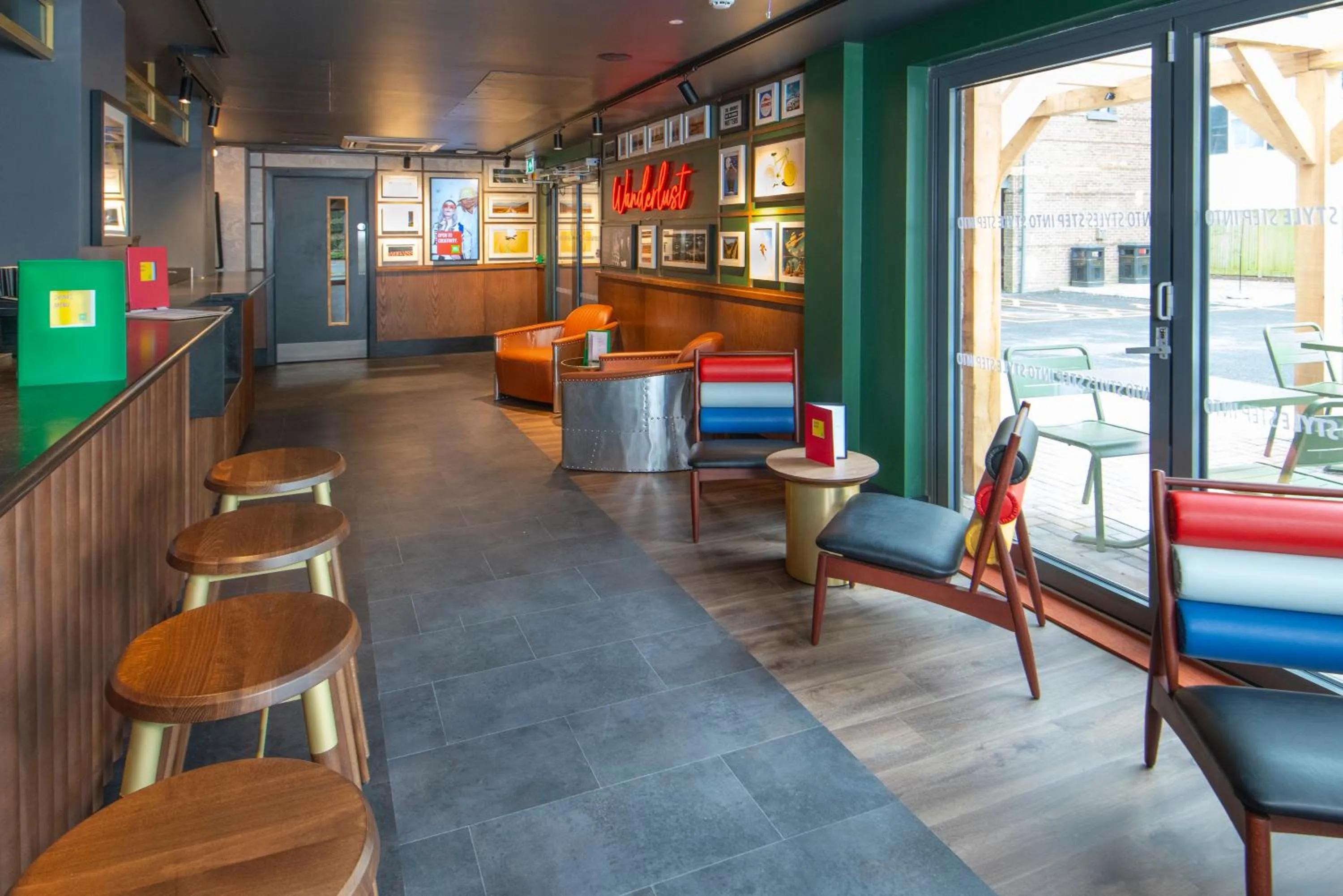 Lounge or bar in ibis Styles London Gatwick Airport