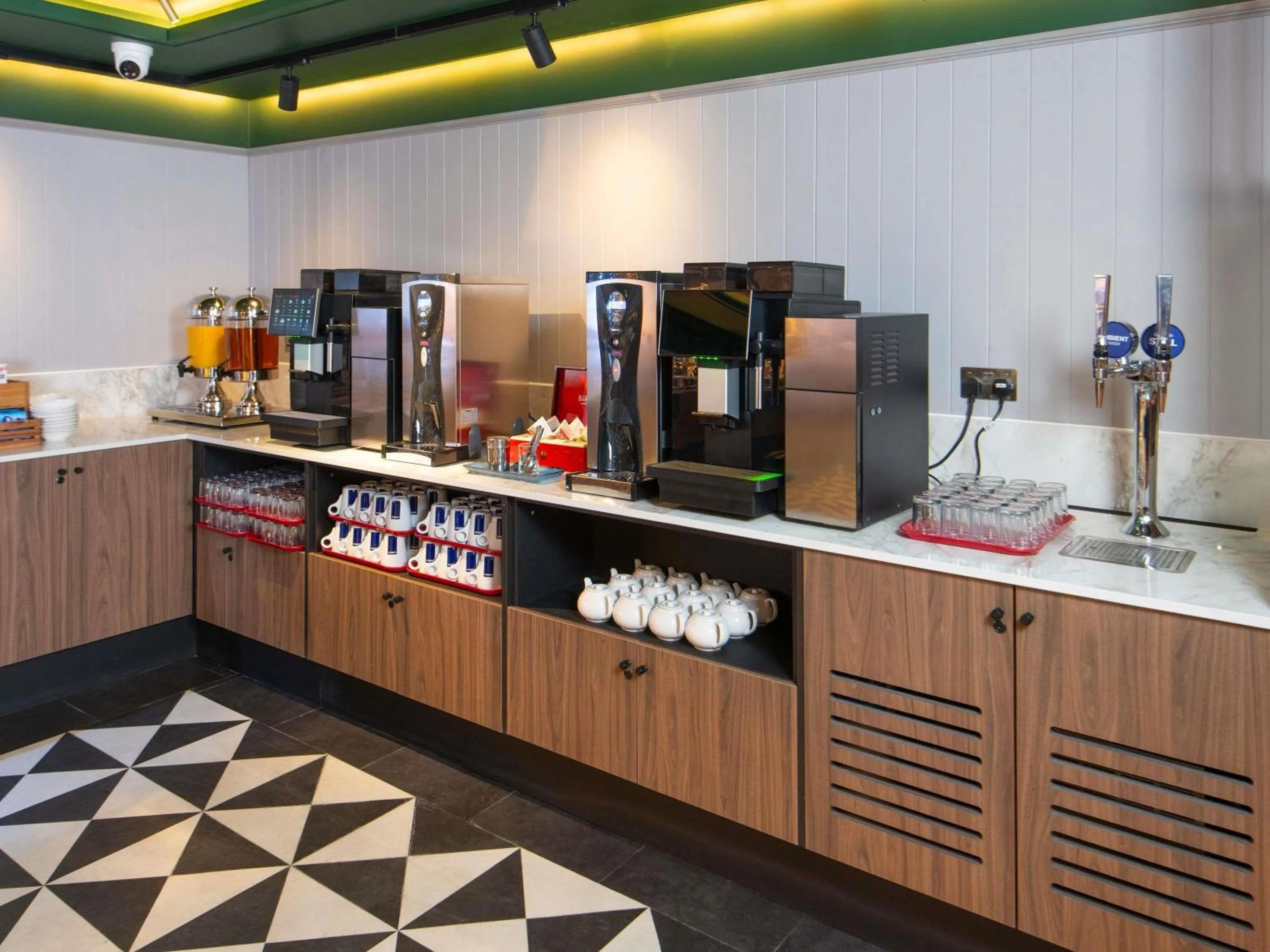 Restaurant/places to eat in ibis Styles London Gatwick Airport