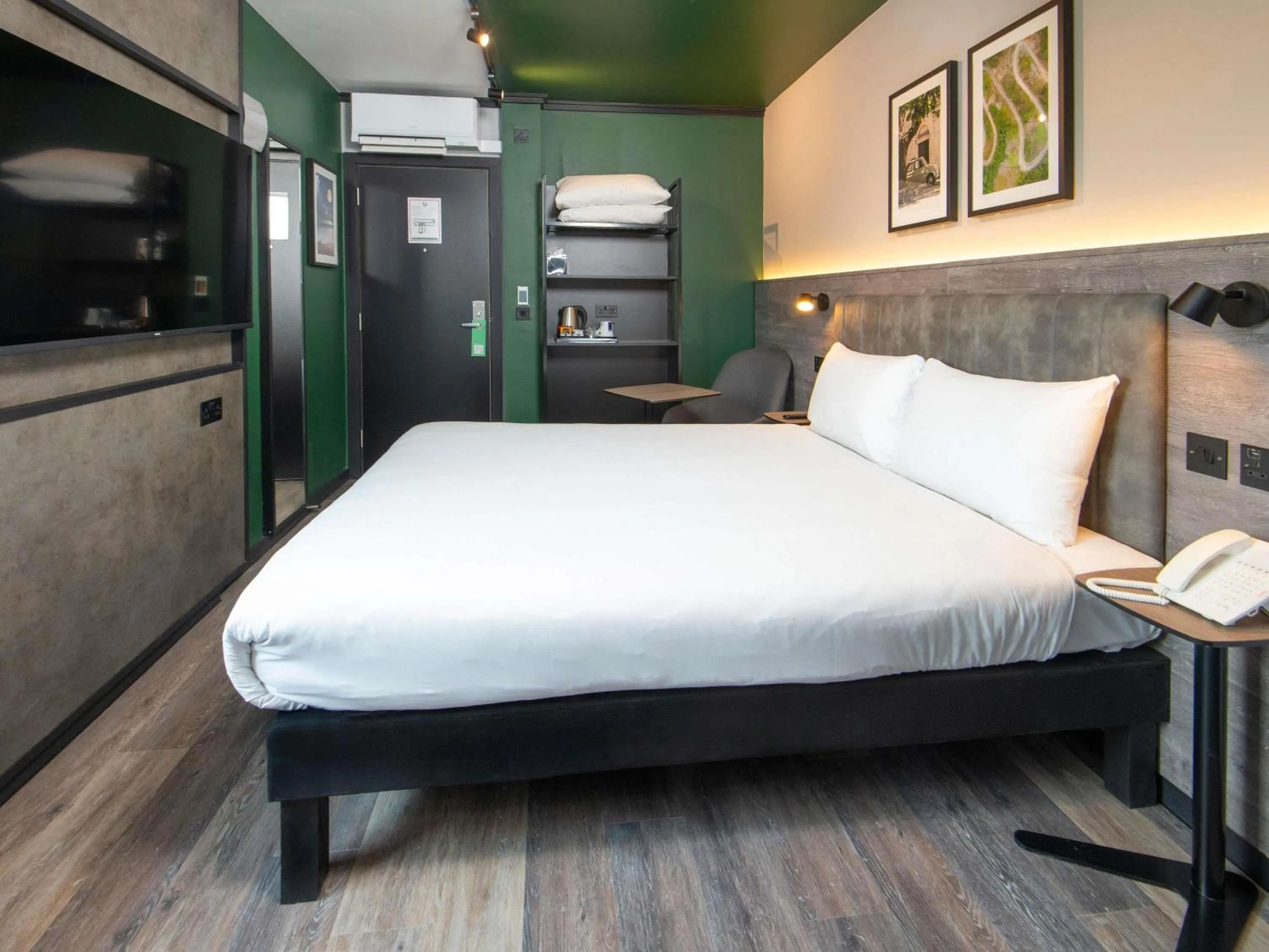 Bedroom, Bed in ibis Styles London Gatwick Airport