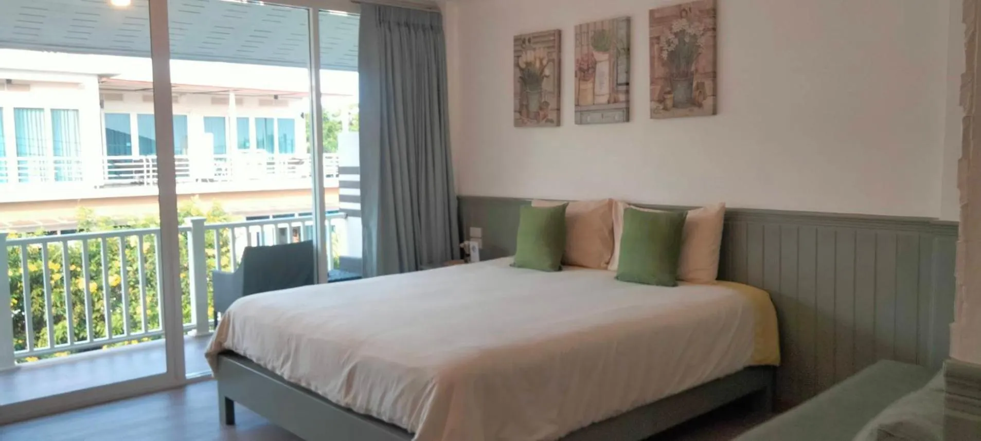 Photo of the whole room, Bed in Koh Larn Riviera