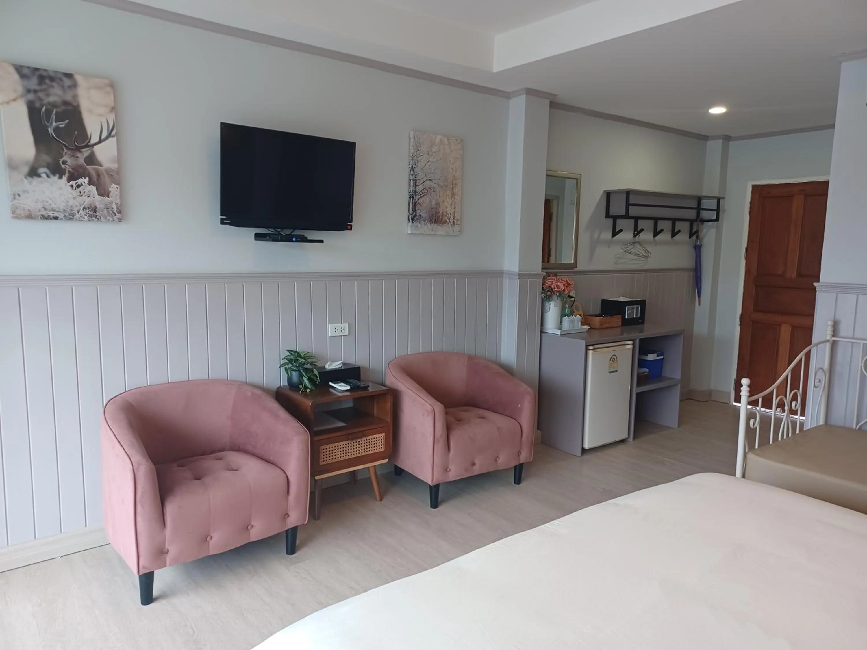 Seating area, Bed in Koh Larn Riviera