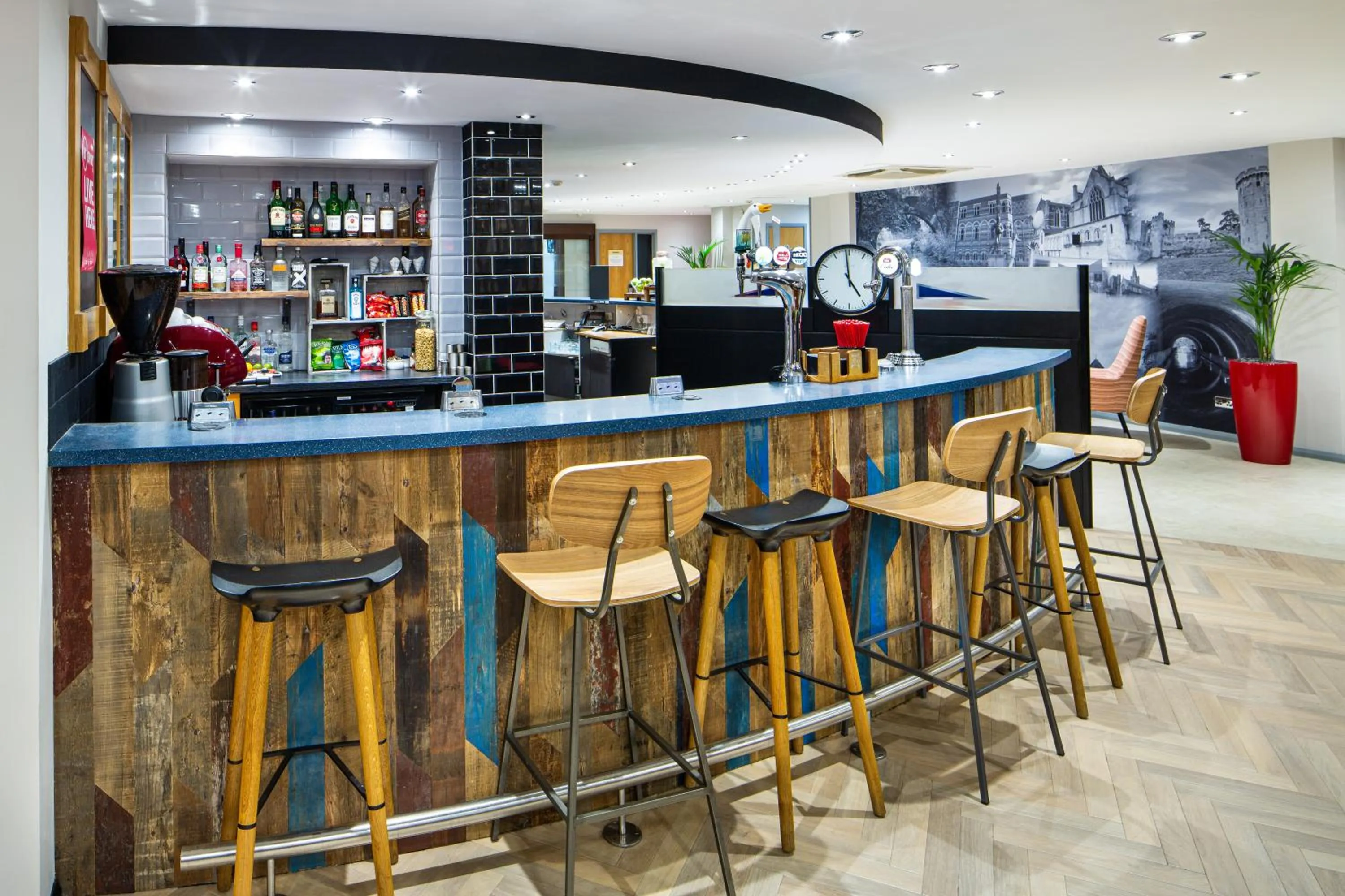 Lounge or bar in ibis Rugby East