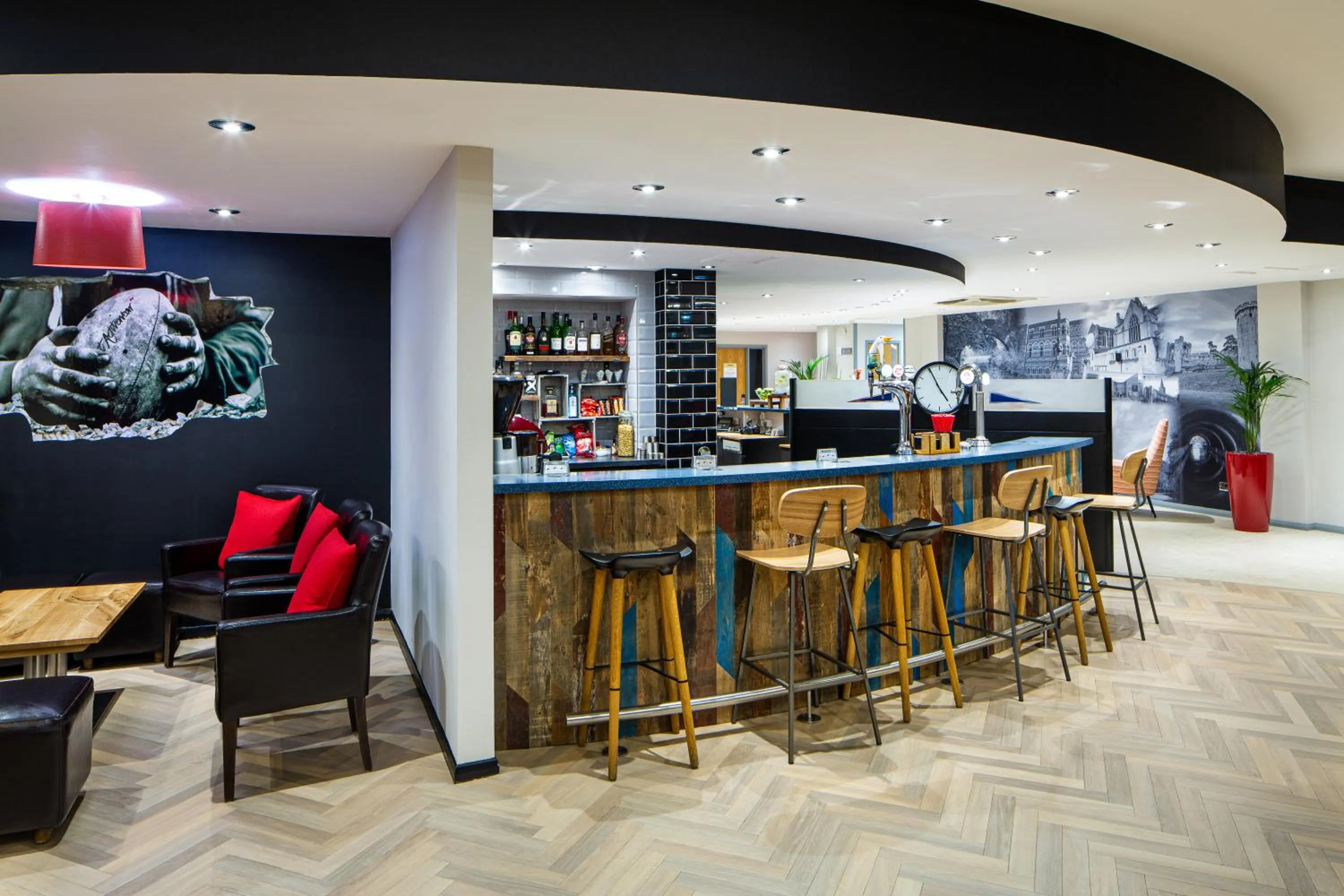 Lounge or bar in ibis Rugby East