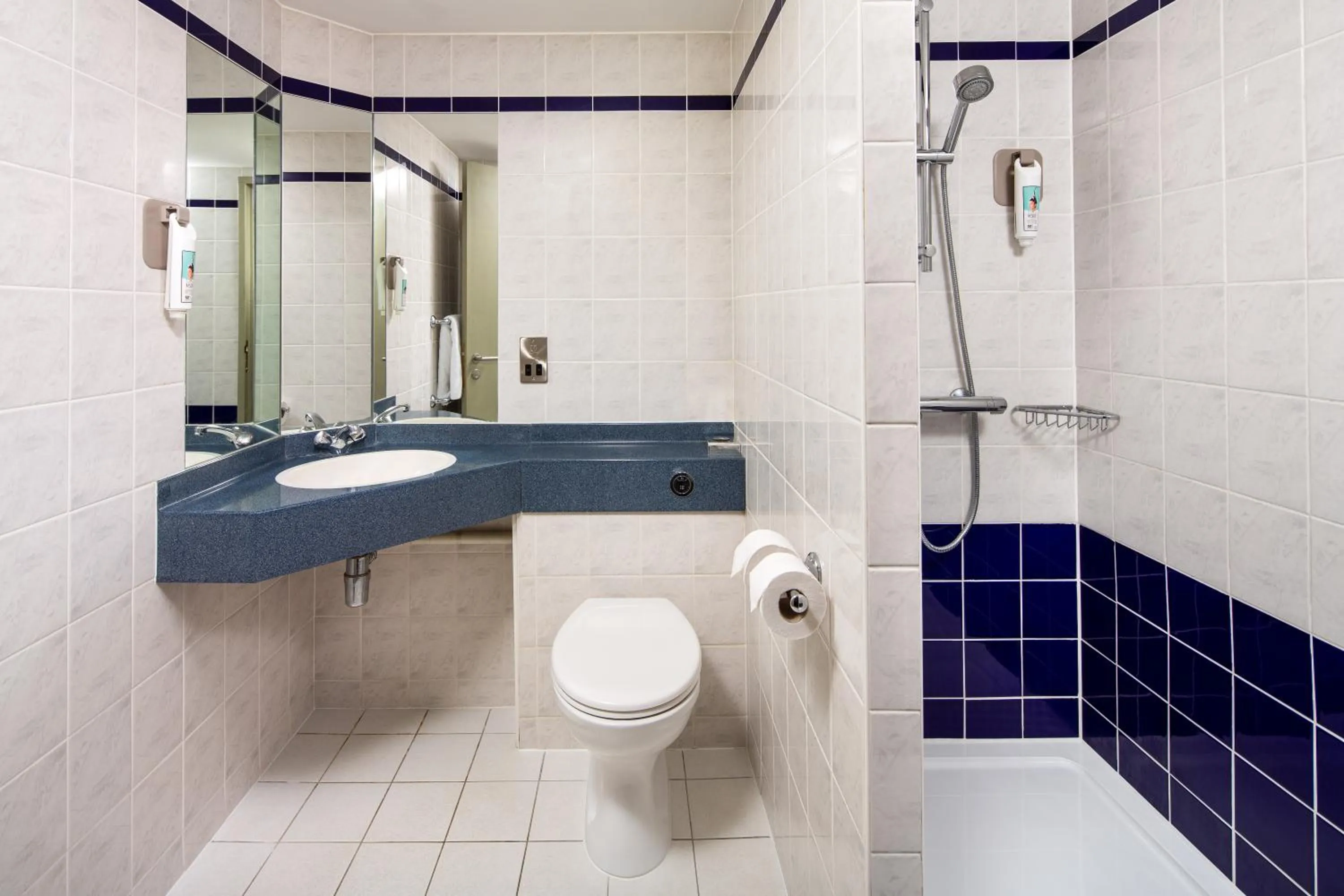 Shower in ibis Rugby East