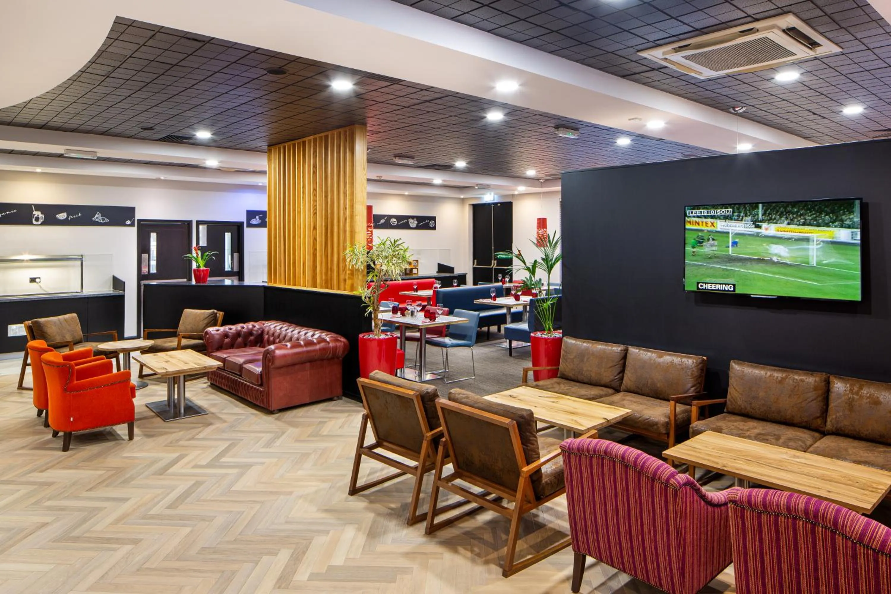Lounge or bar in ibis Rugby East