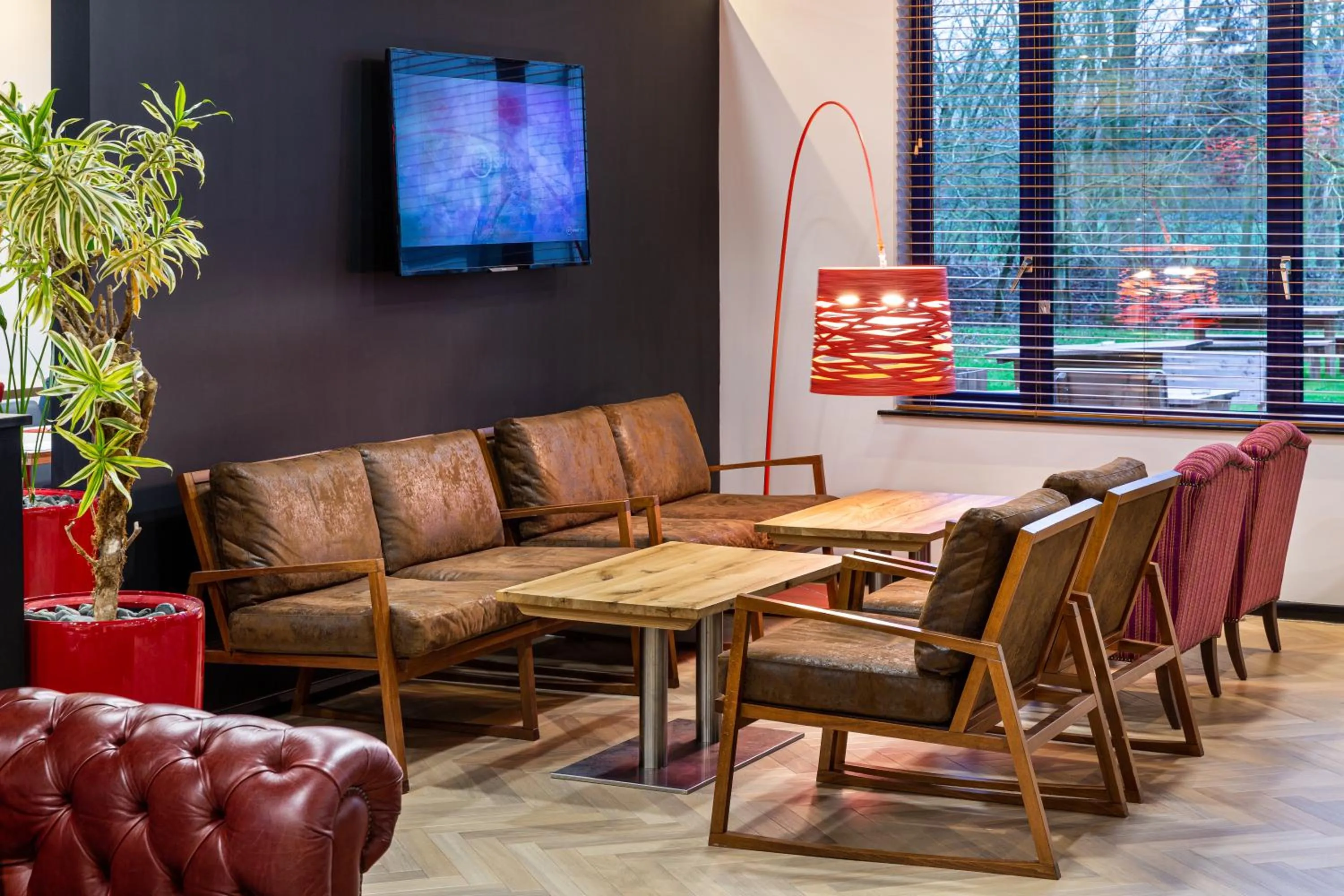 Lounge or bar in ibis Rugby East