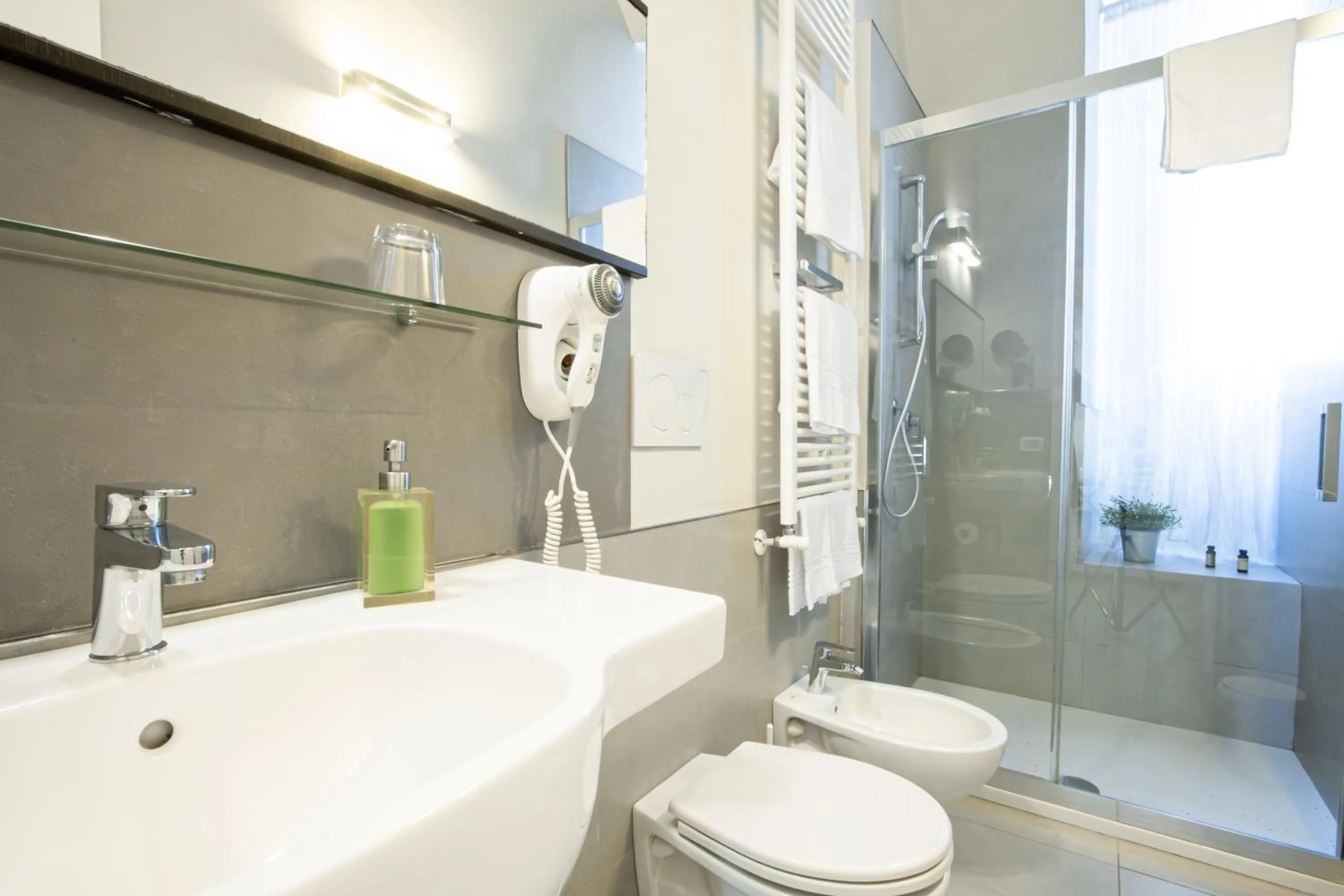 Shower in Le Tre Sorelle