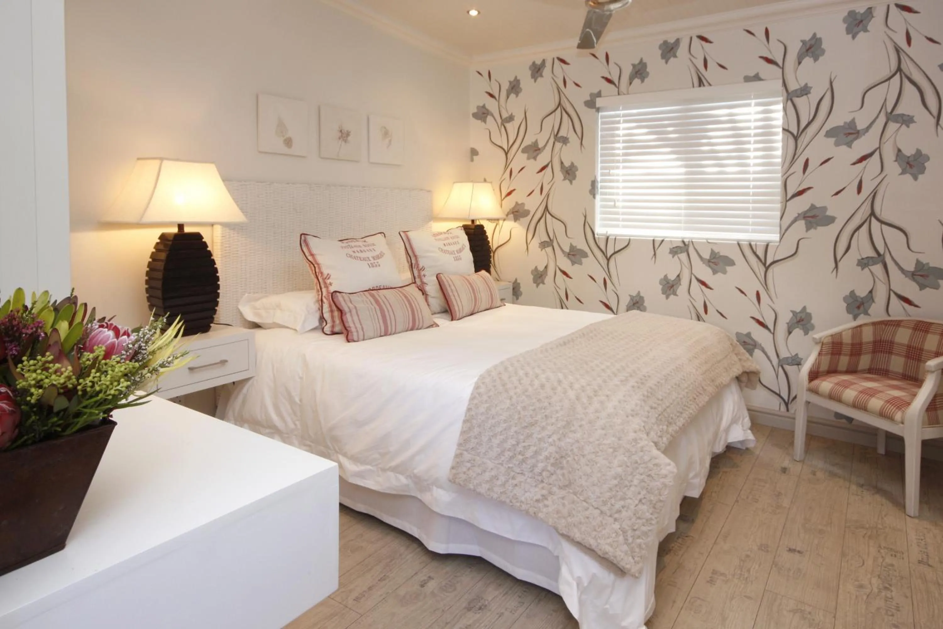 Communal lounge/ TV room, Bed in The Potting Shed Guest House