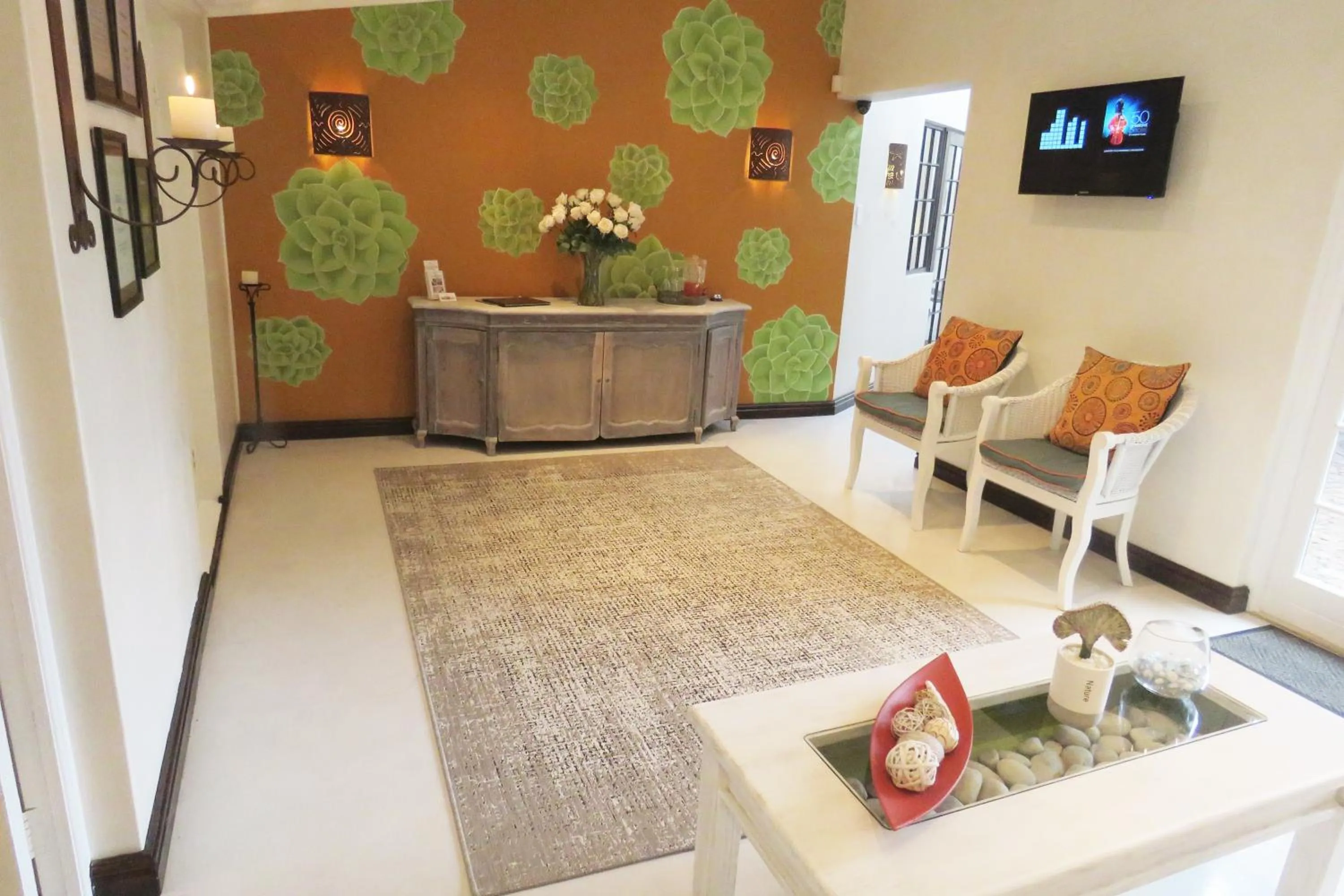 Communal lounge/ TV room in The Potting Shed Guest House