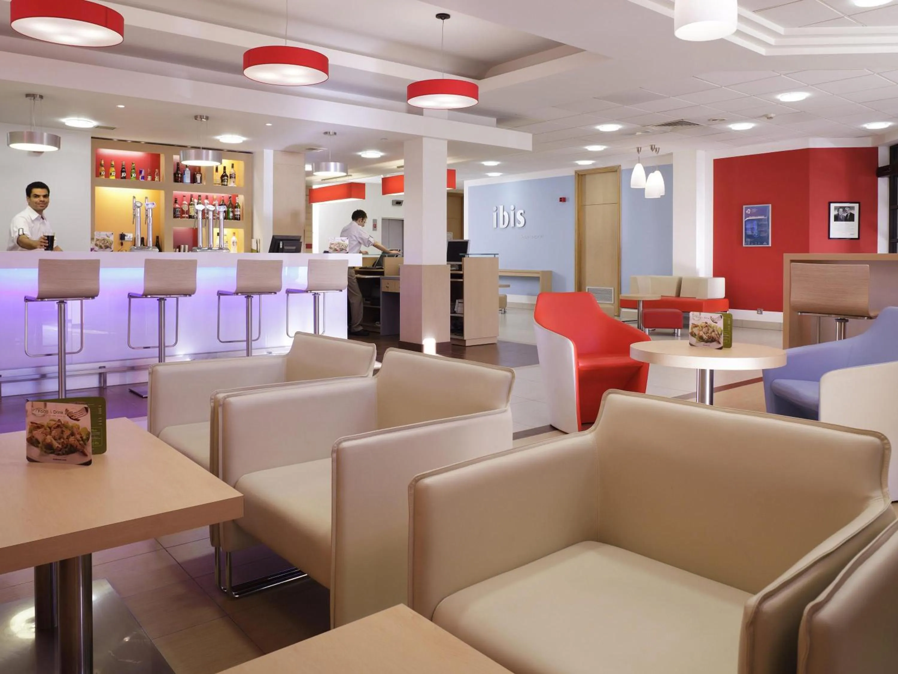 Lounge or bar in ibis Southampton