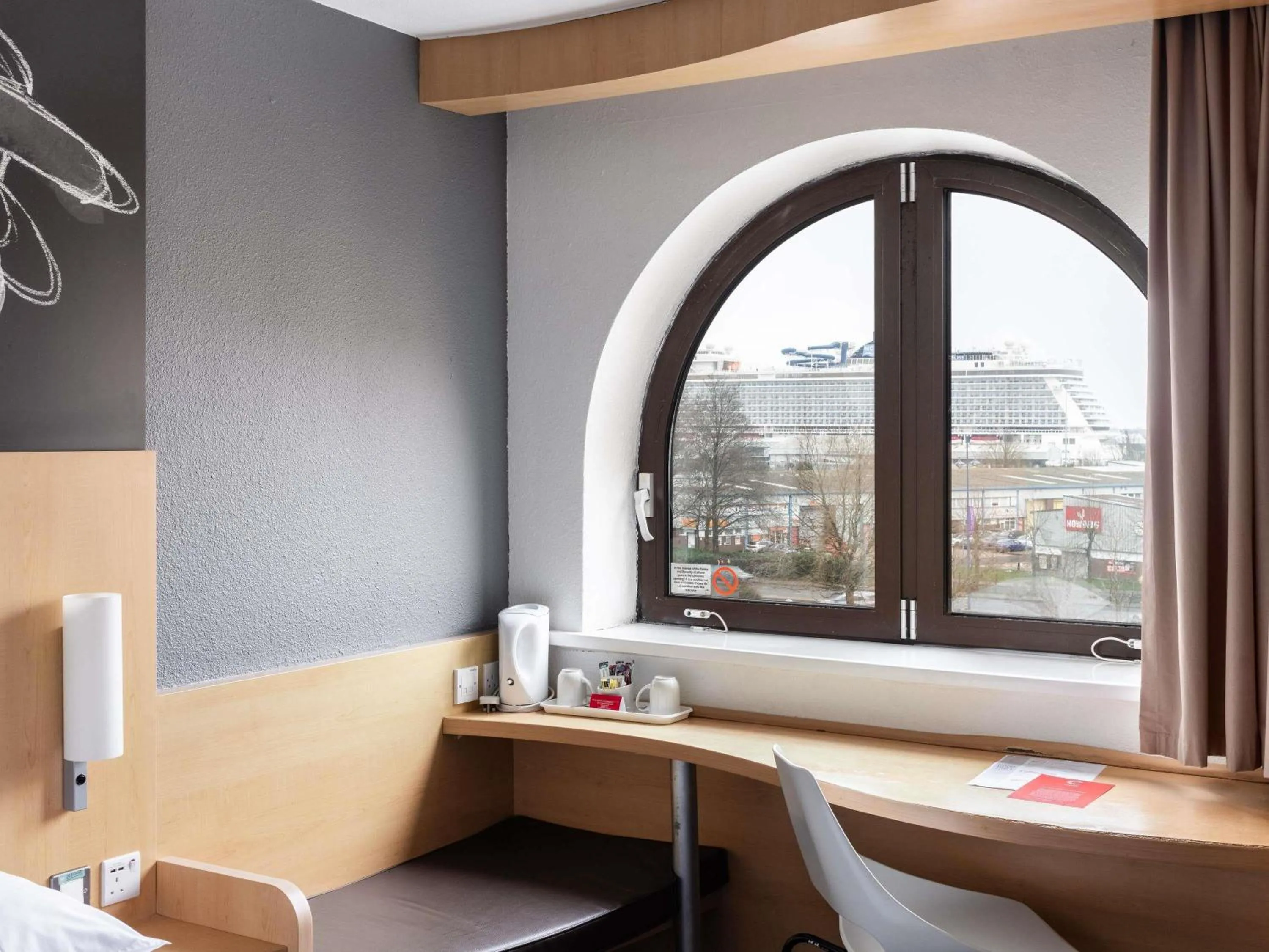 Bedroom in ibis Southampton