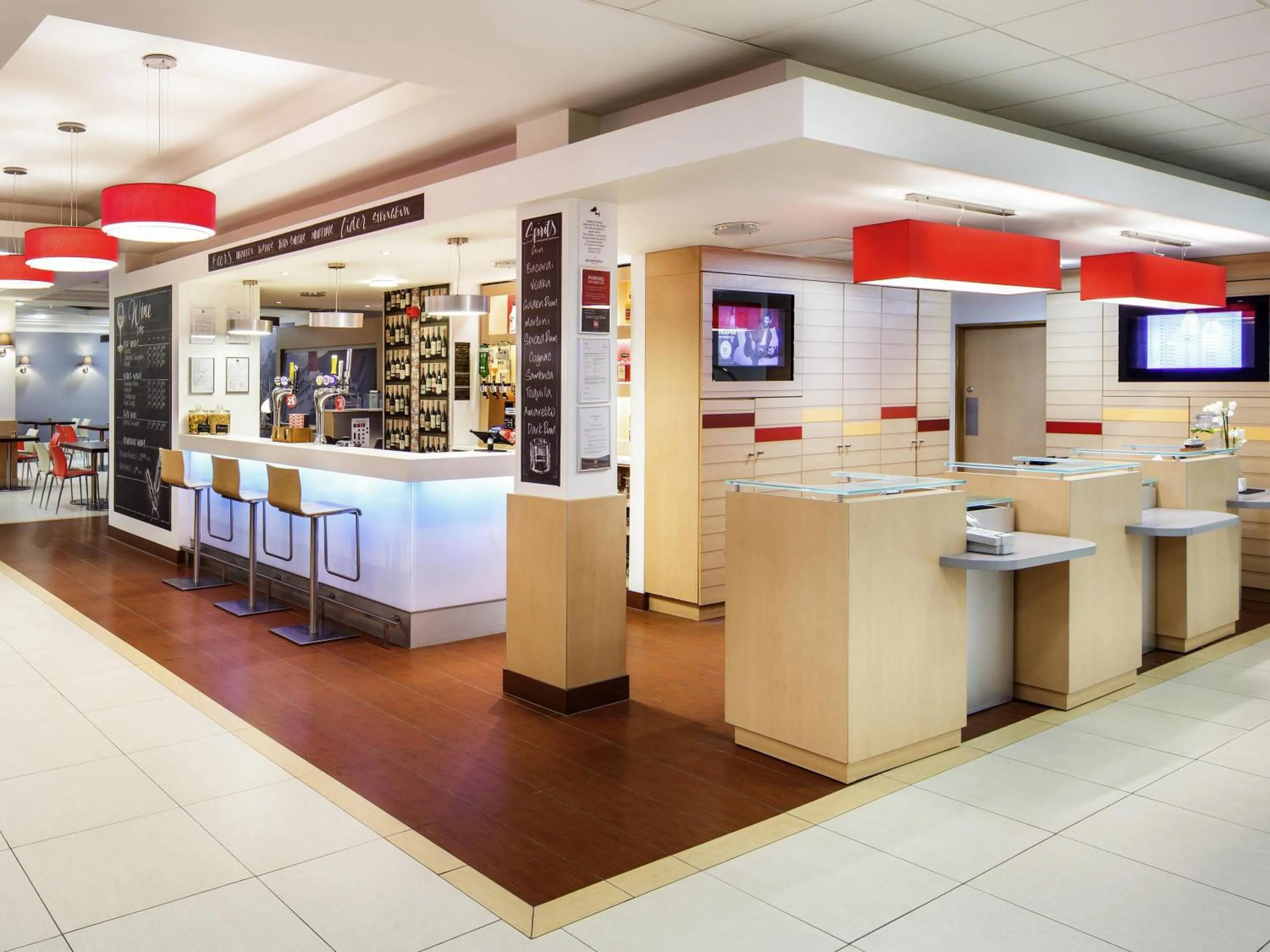 Lounge or bar in ibis Southampton