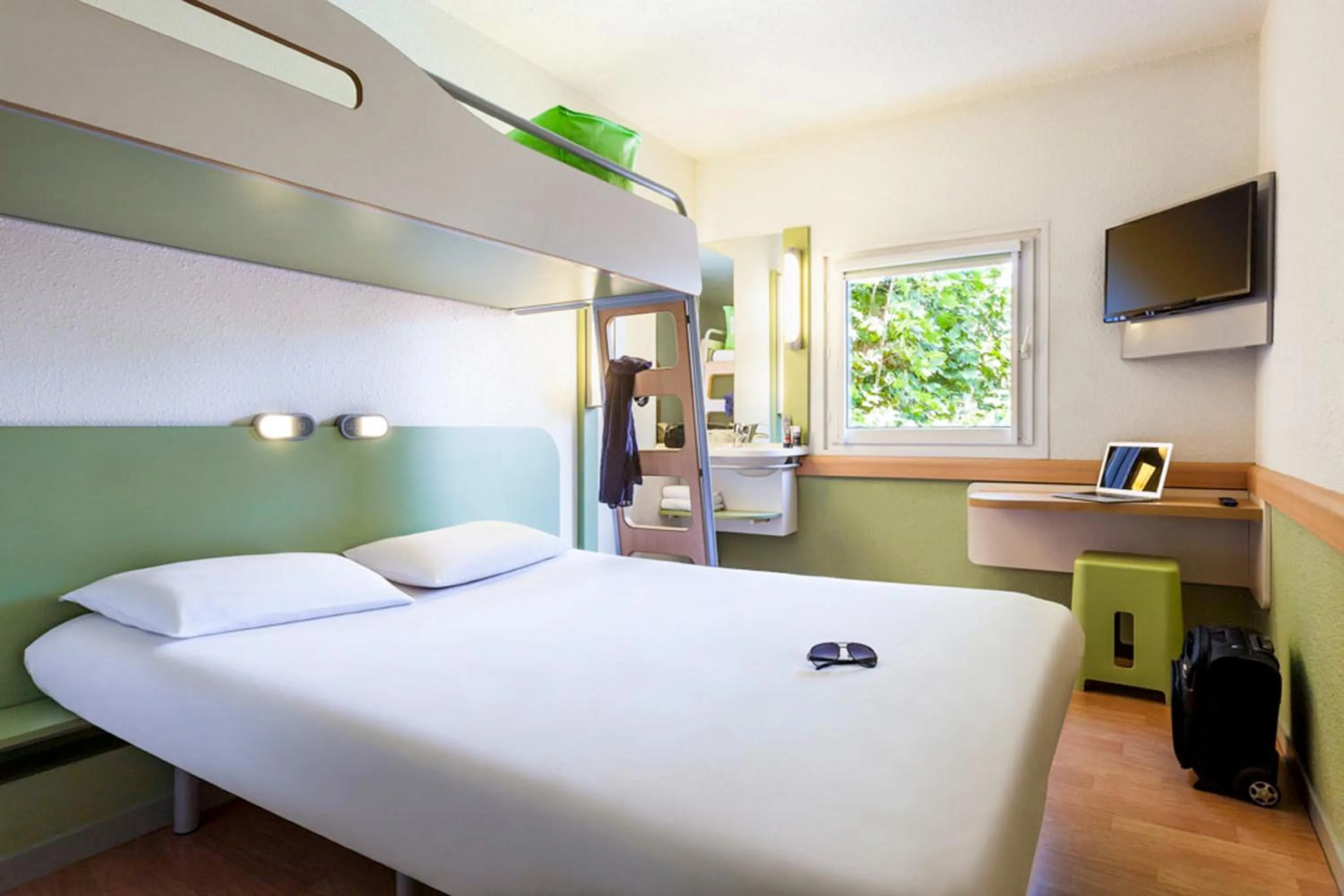 Bedroom, Bed in ibis budget Poitiers Nord Futuroscope