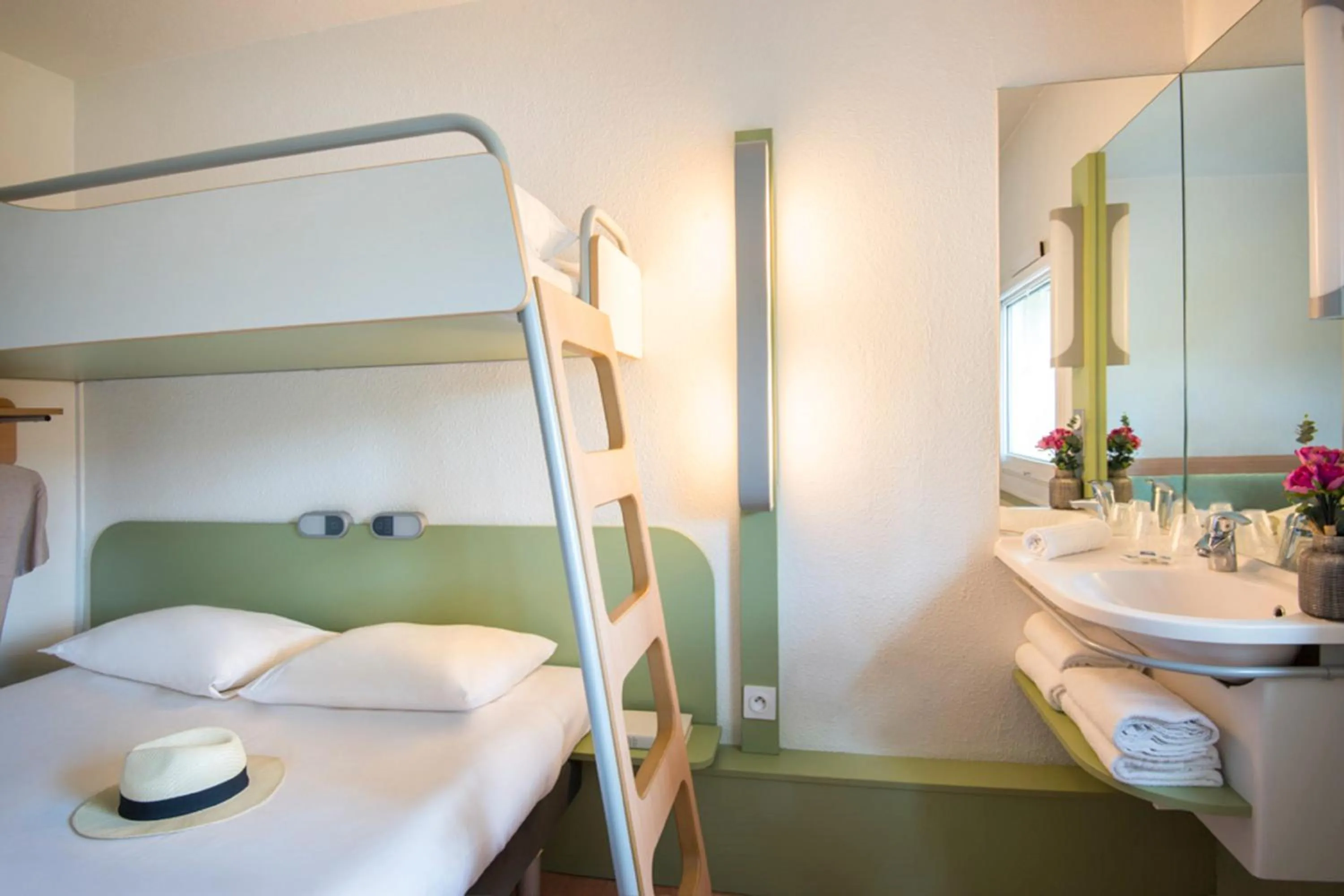 Bedroom, Bed in ibis budget Poitiers Nord Futuroscope