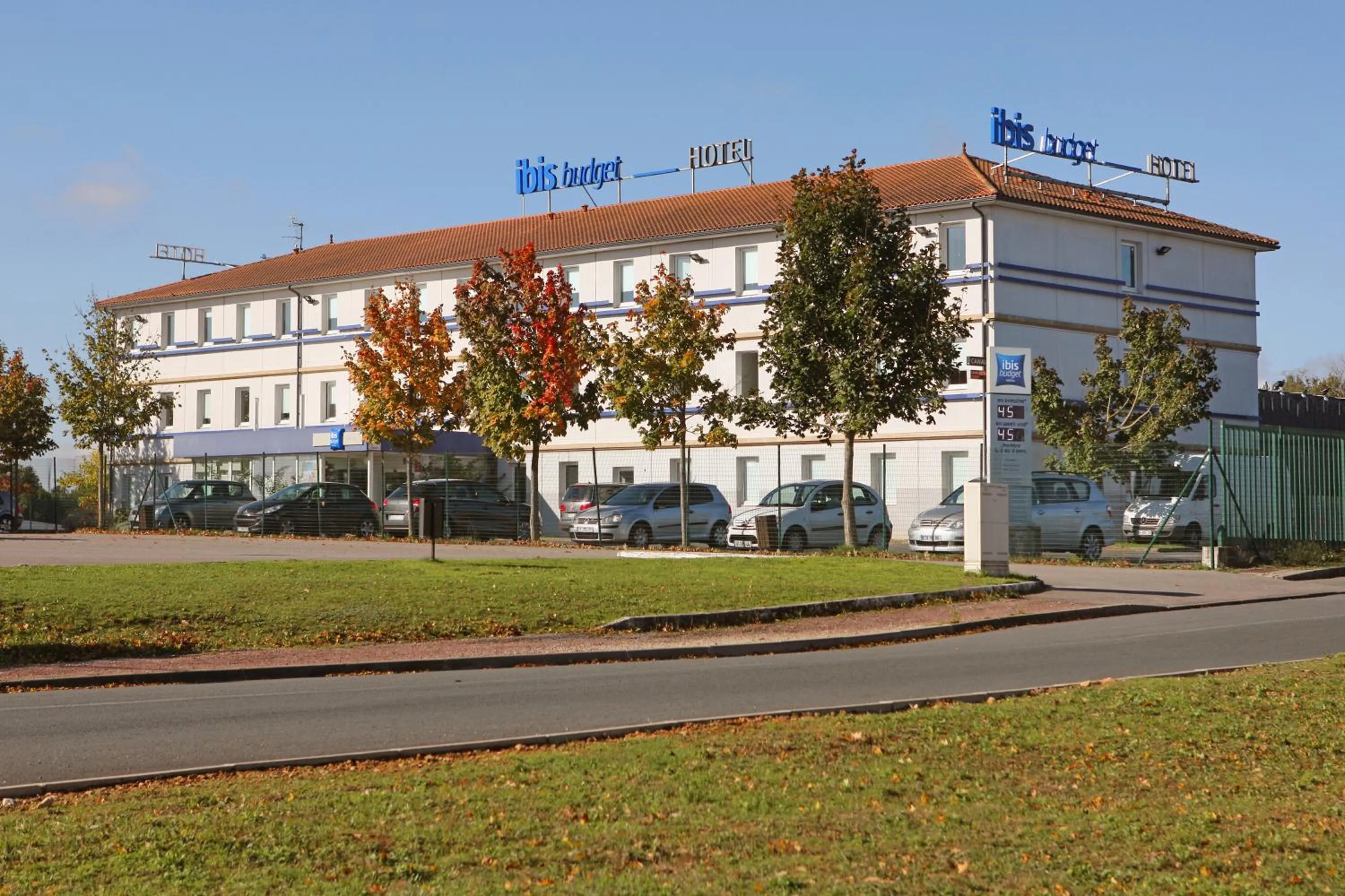 Facade/entrance in ibis budget Poitiers Nord Futuroscope
