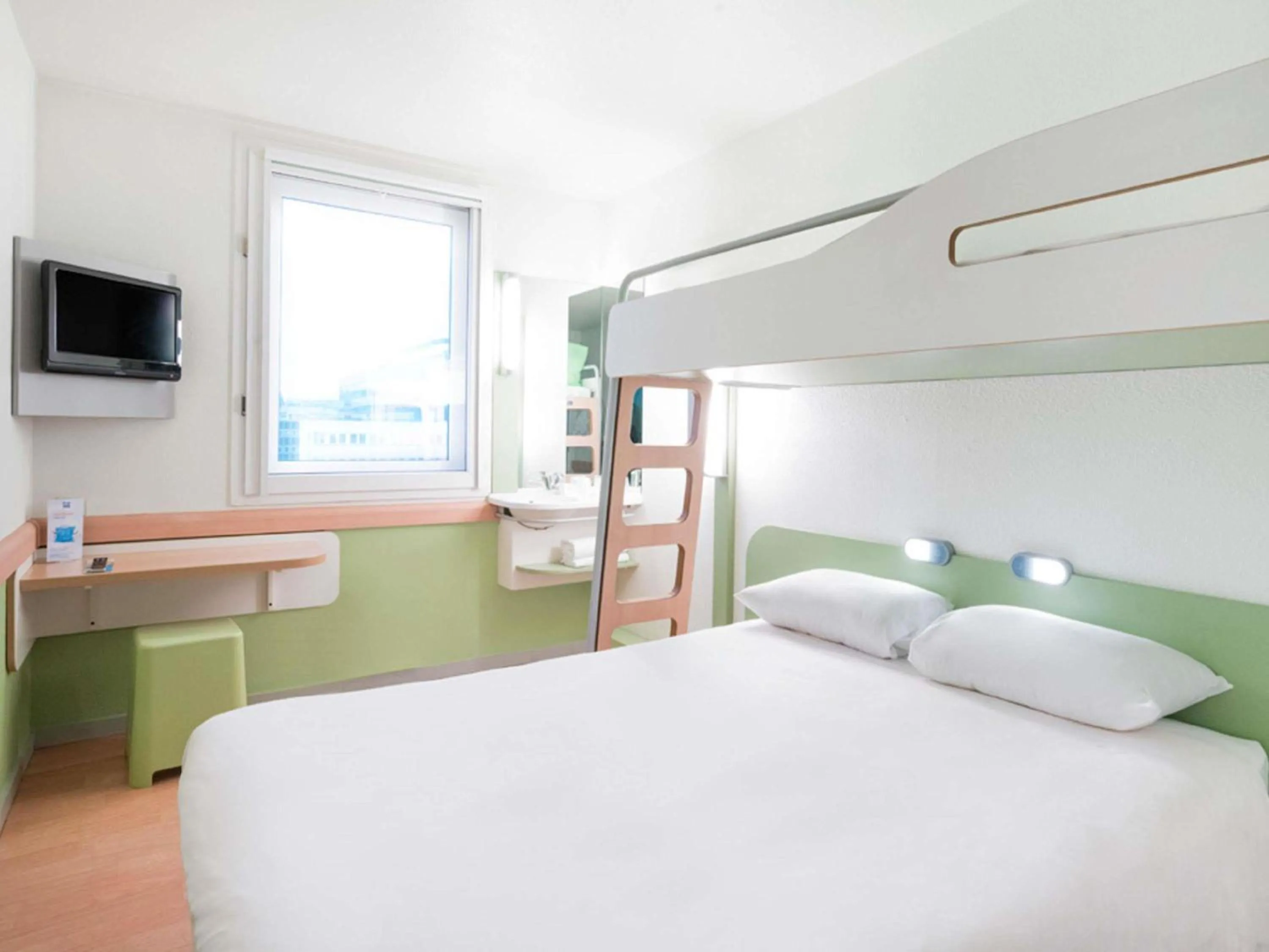 Bedroom, Bed in ibis budget Poitiers Nord Futuroscope