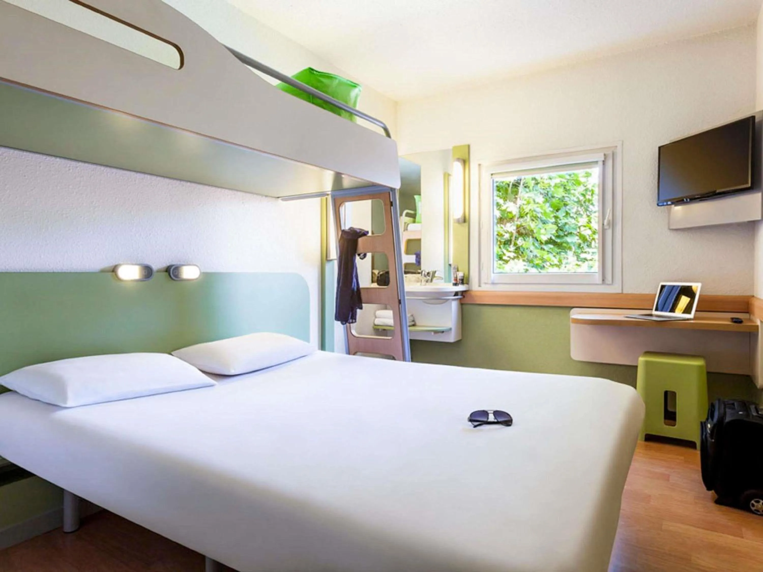 Bedroom, Bed in ibis budget Poitiers Nord Futuroscope