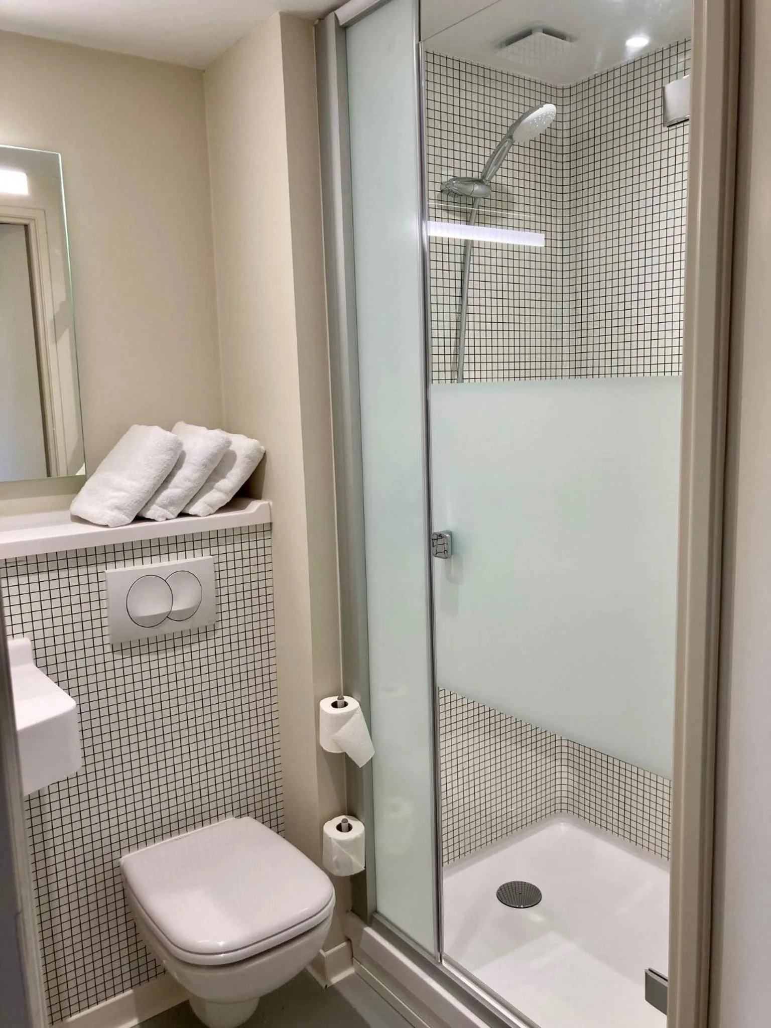 Bathroom in ibis budget Poitiers Nord Futuroscope