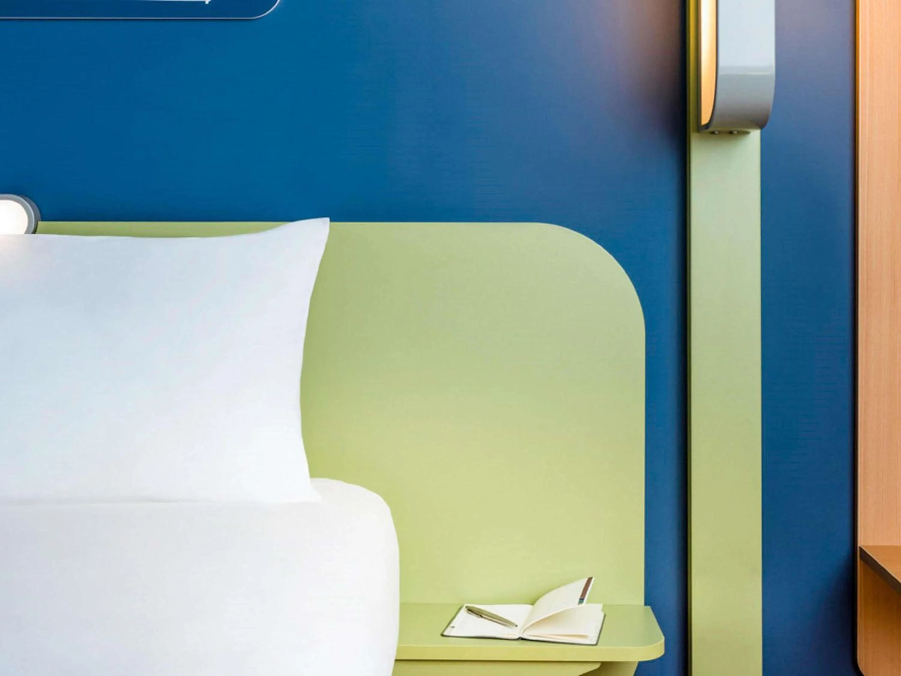 Bedroom, Bed in ibis budget Poitiers Nord Futuroscope