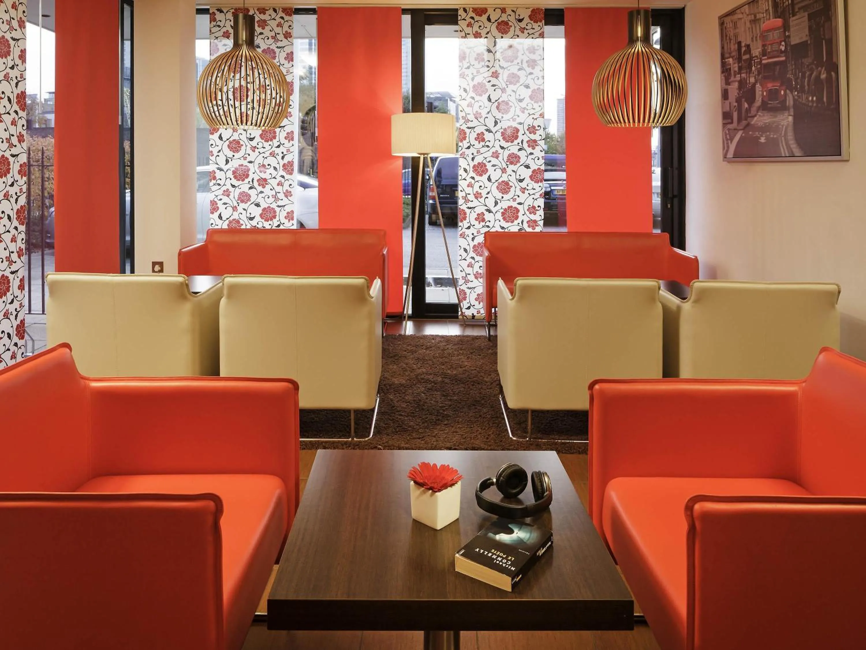 Lounge or bar in ibis London Docklands Canary Wharf