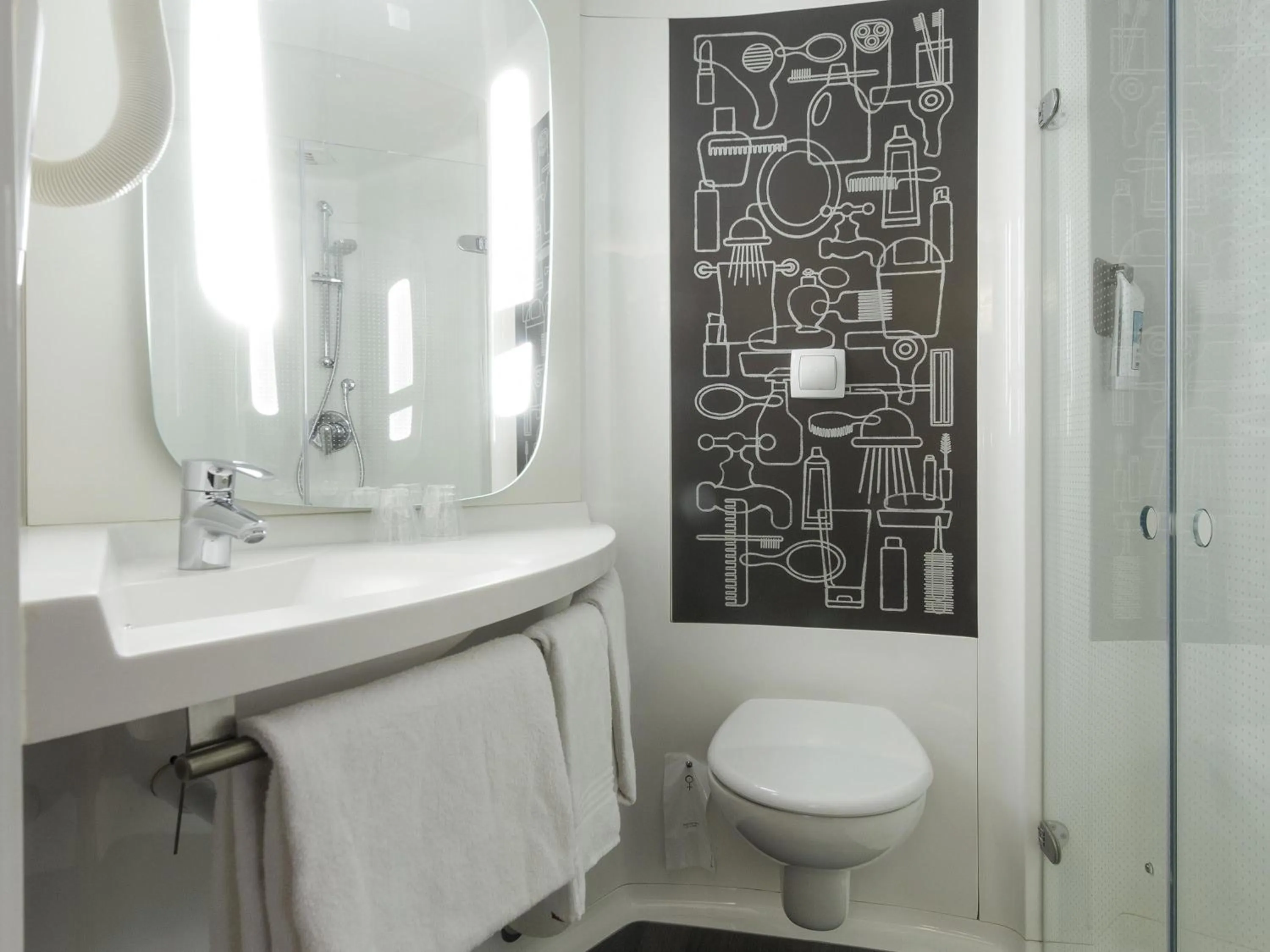 Bedroom in ibis London Docklands Canary Wharf