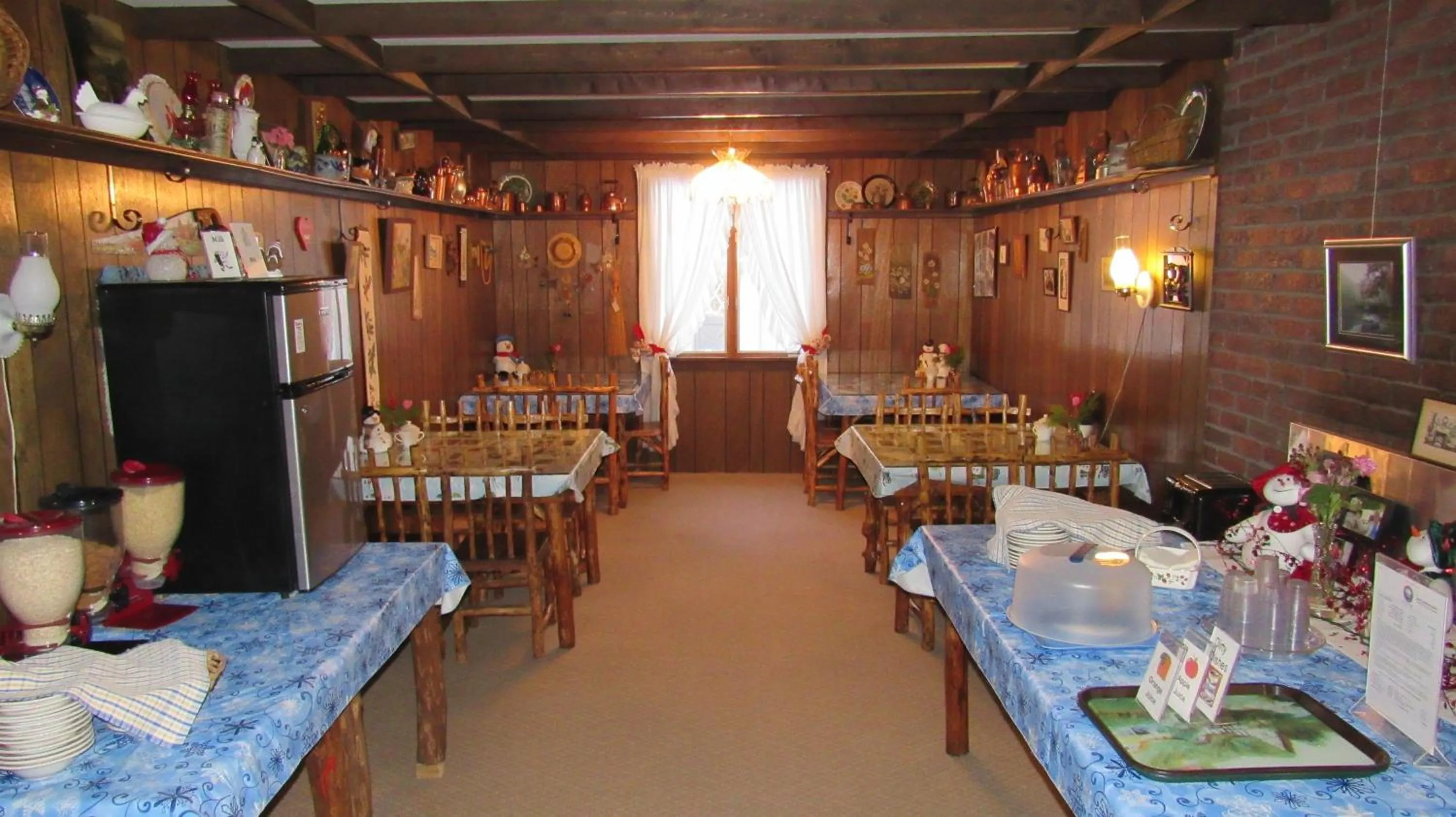 Continental breakfast in Carlson's Lodge