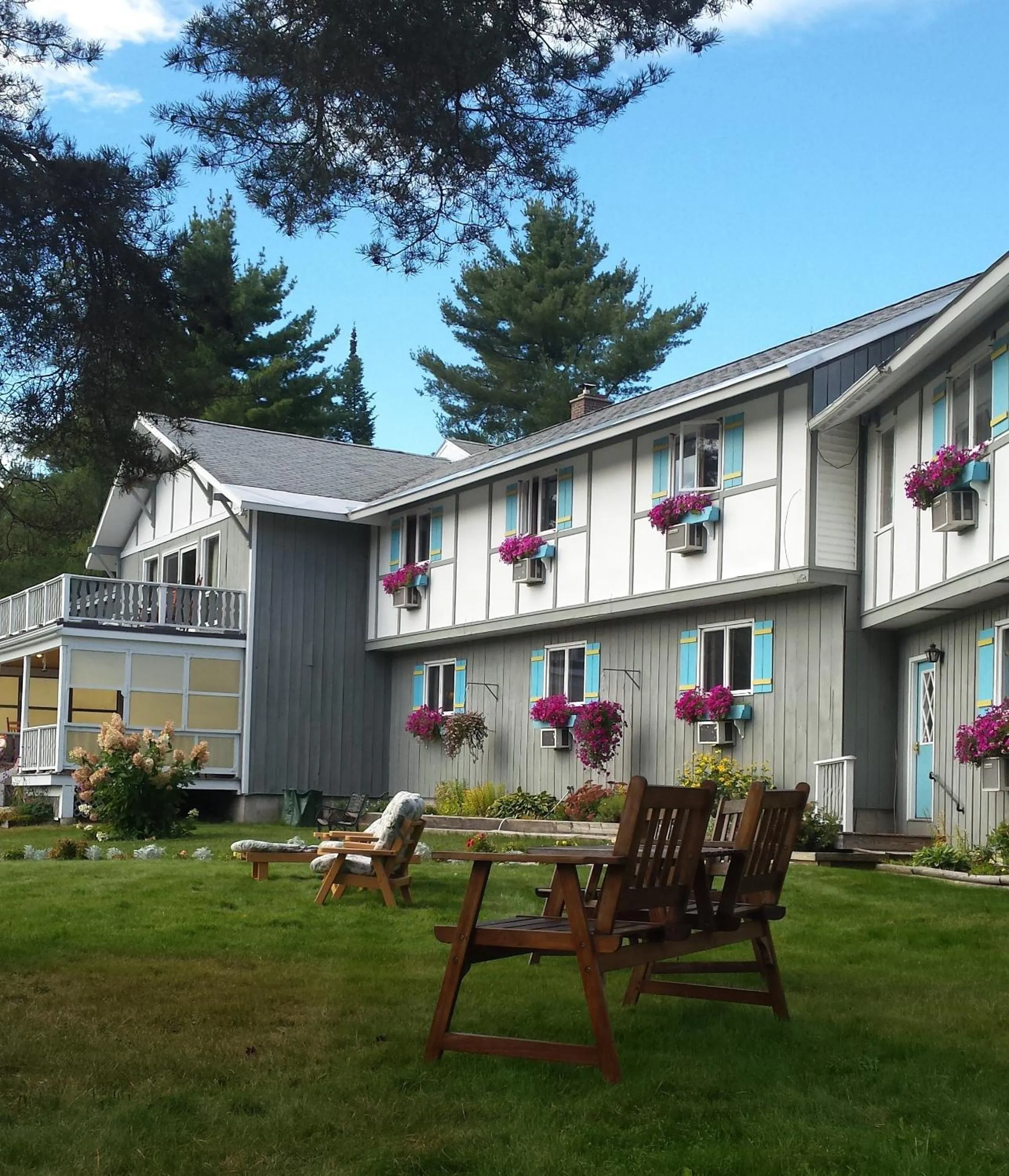 Facade/entrance in Carlson's Lodge