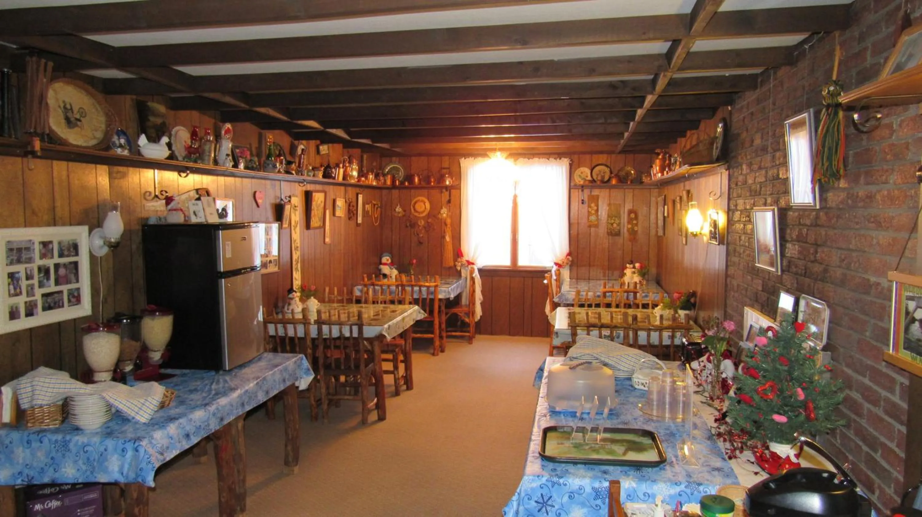 Continental breakfast in Carlson's Lodge