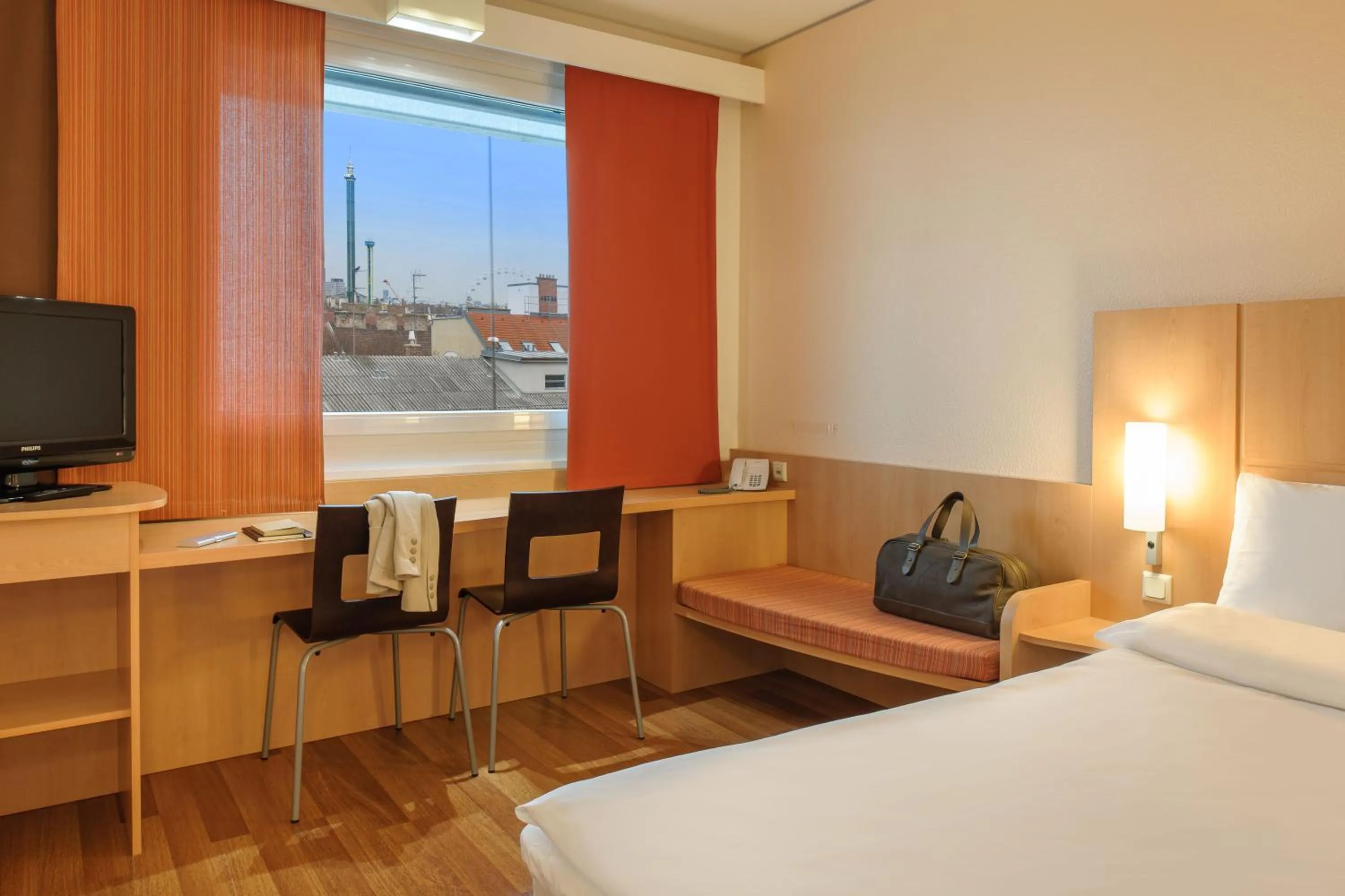 Photo of the whole room, Bed in Ibis Wien Messe