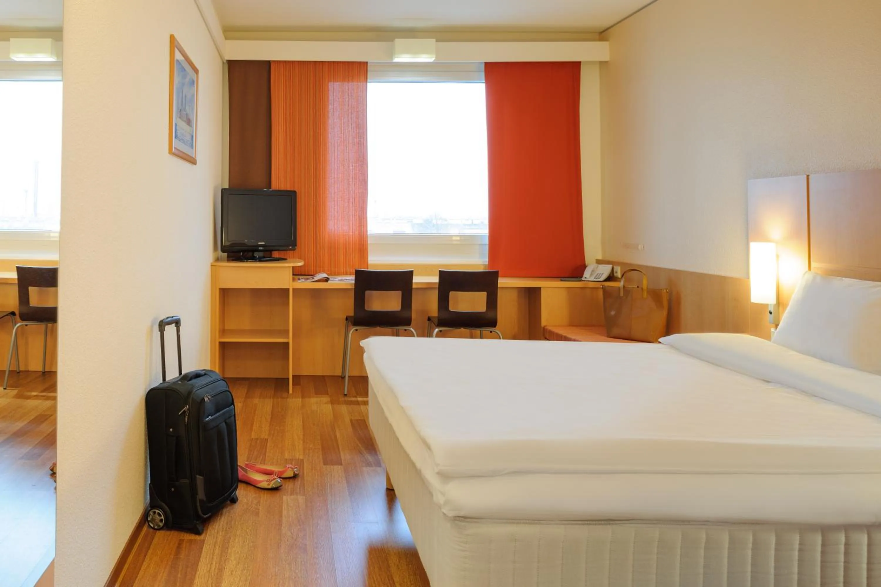 Photo of the whole room, Bed in Ibis Wien Messe