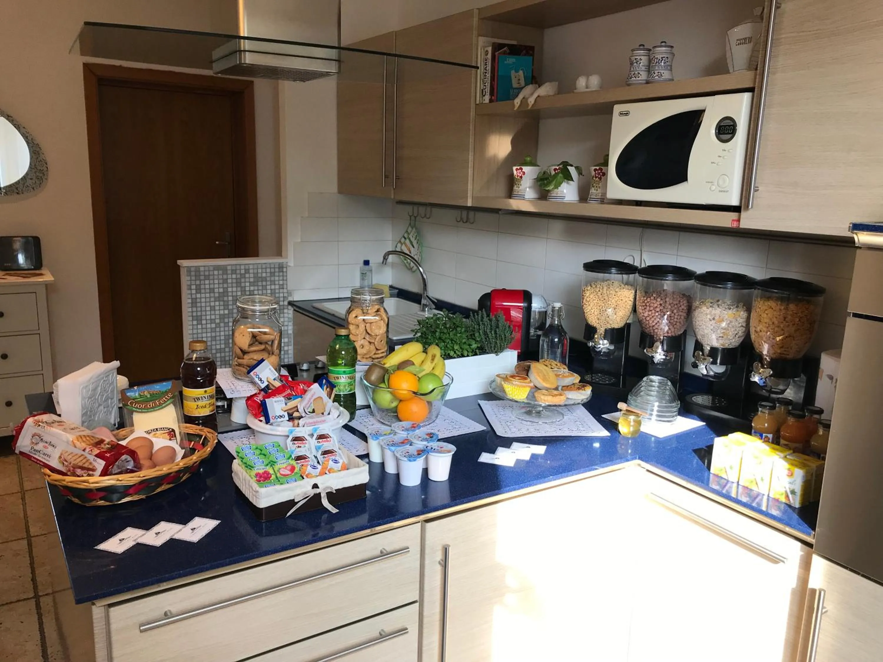 Food and drinks in B&B Il Poeta sul Mare