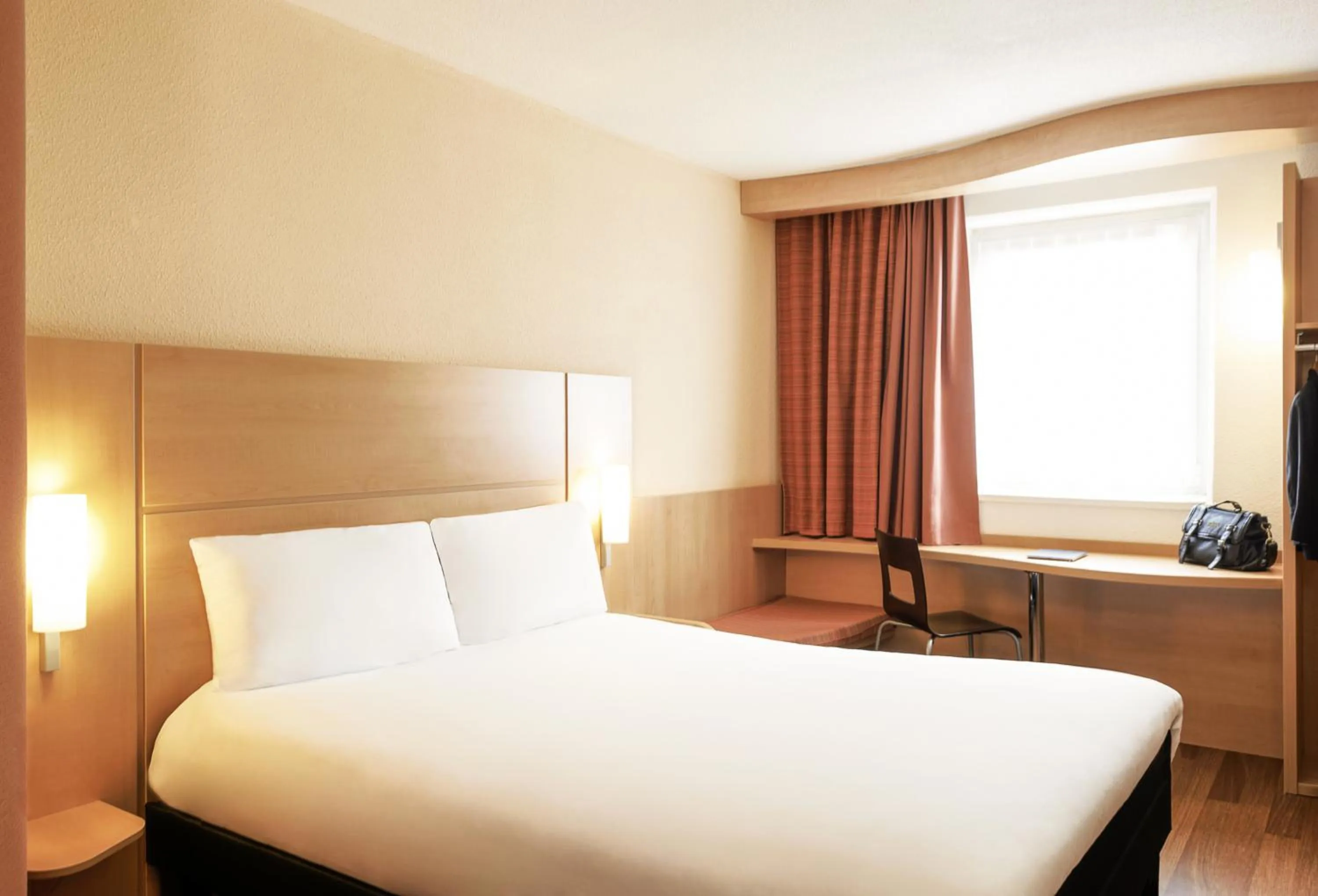 Photo of the whole room, Bed in ibis Bristol Centre