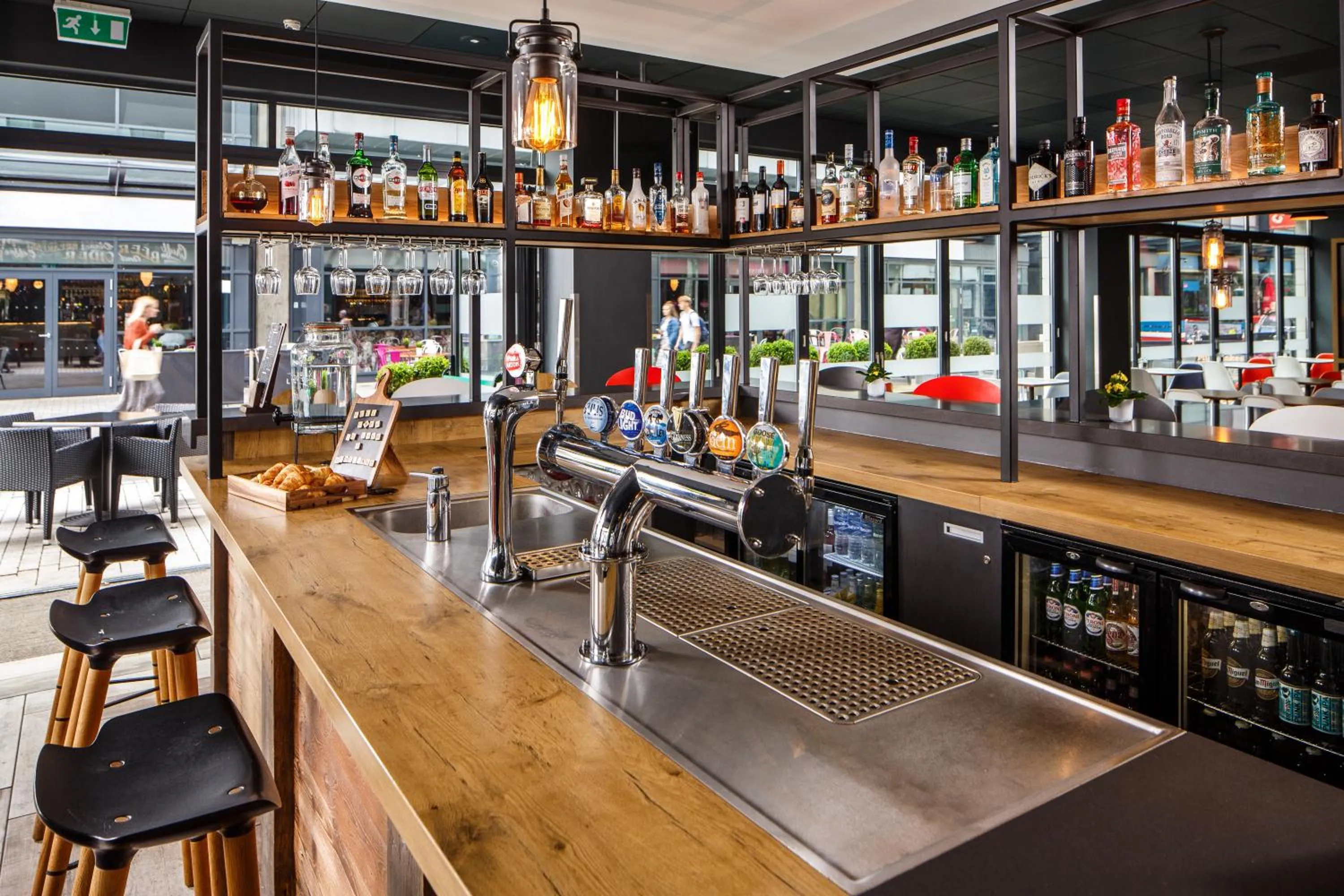 Lounge or bar in ibis Bristol Centre