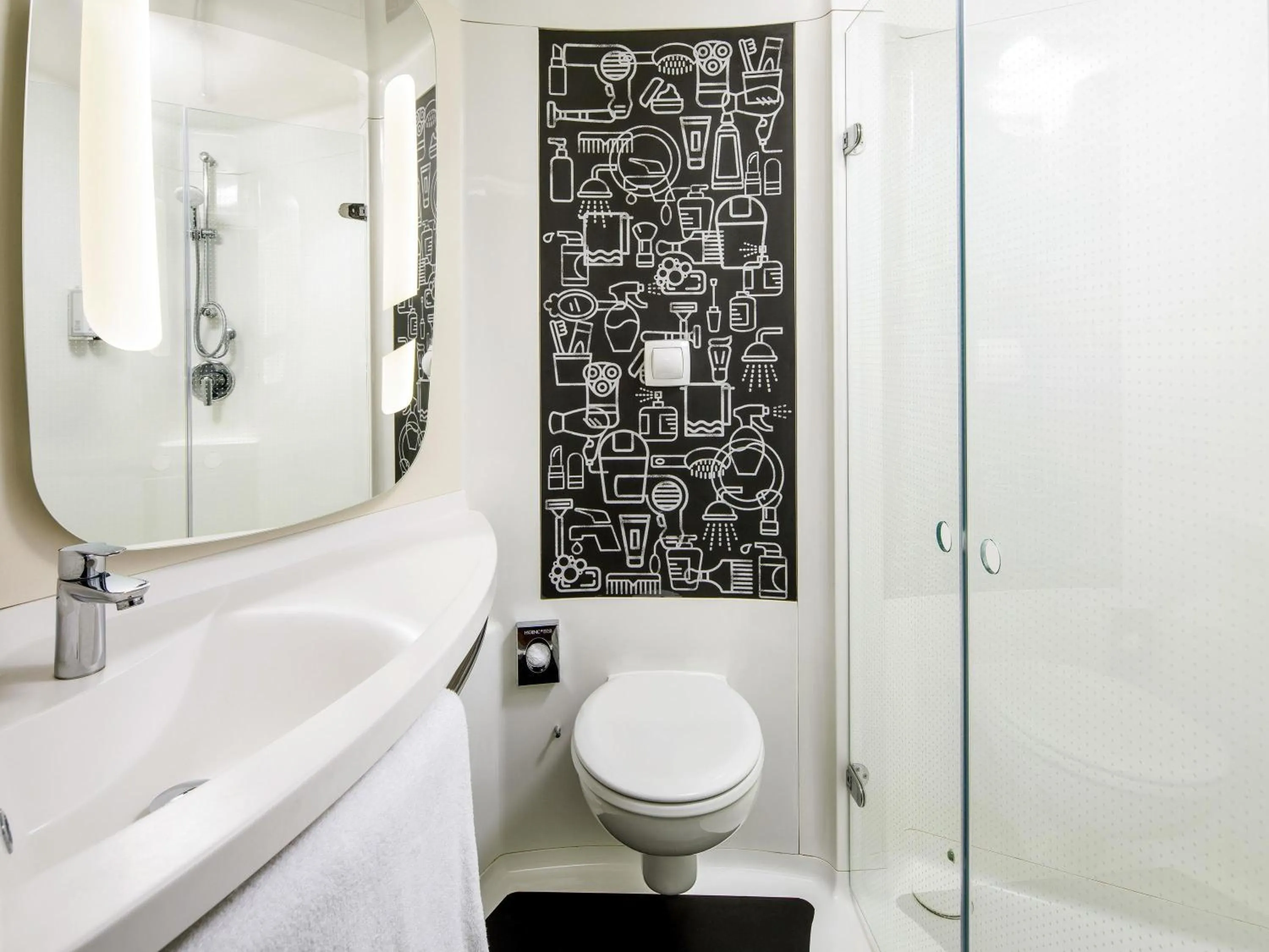 Bedroom in ibis Bristol Centre