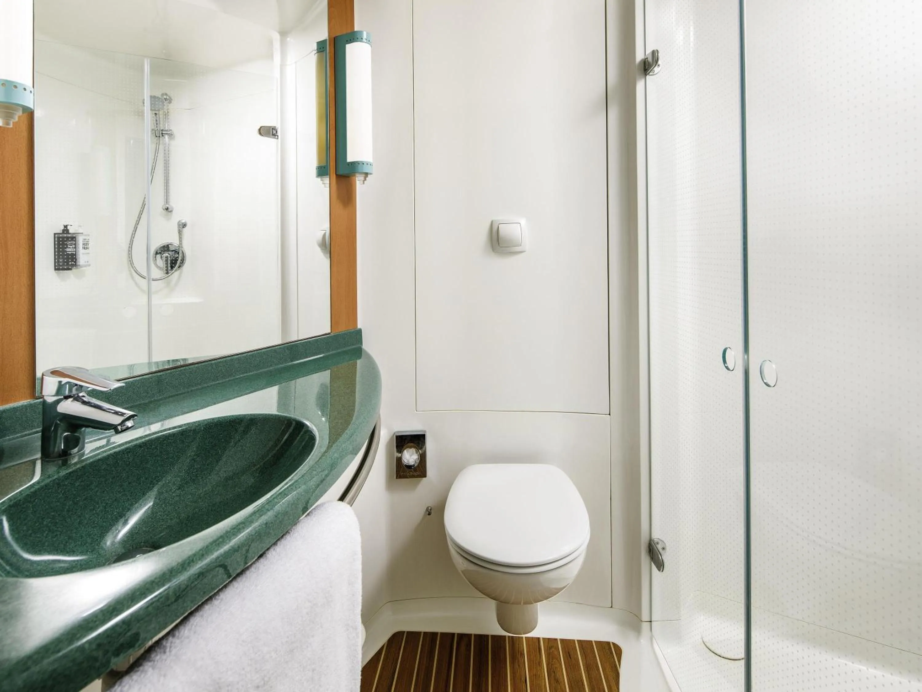 Bedroom in ibis Bristol Centre