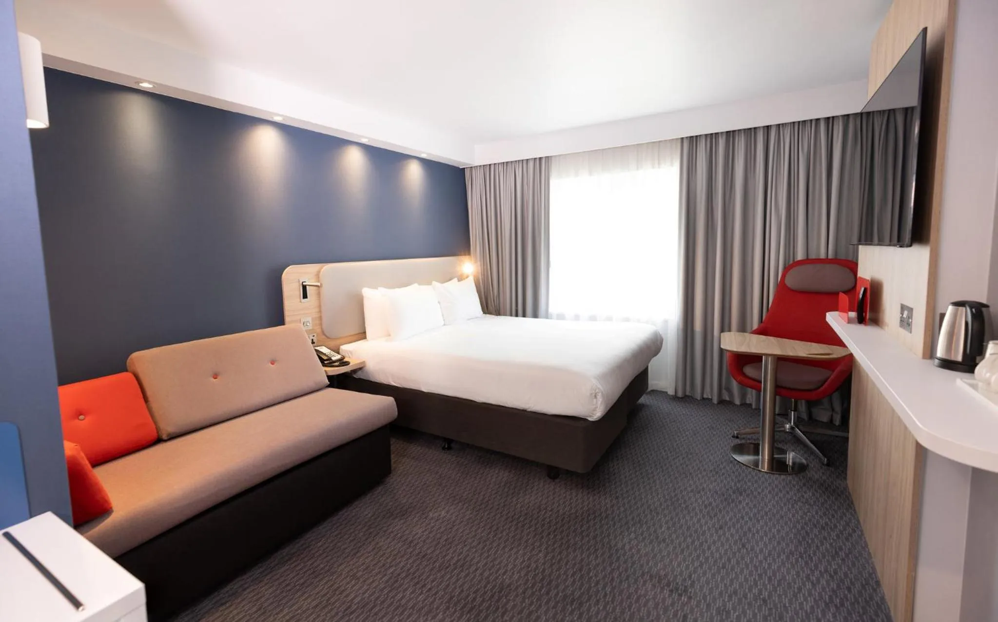 Photo of the whole room, Bed in Holiday Inn Express Windsor by IHG