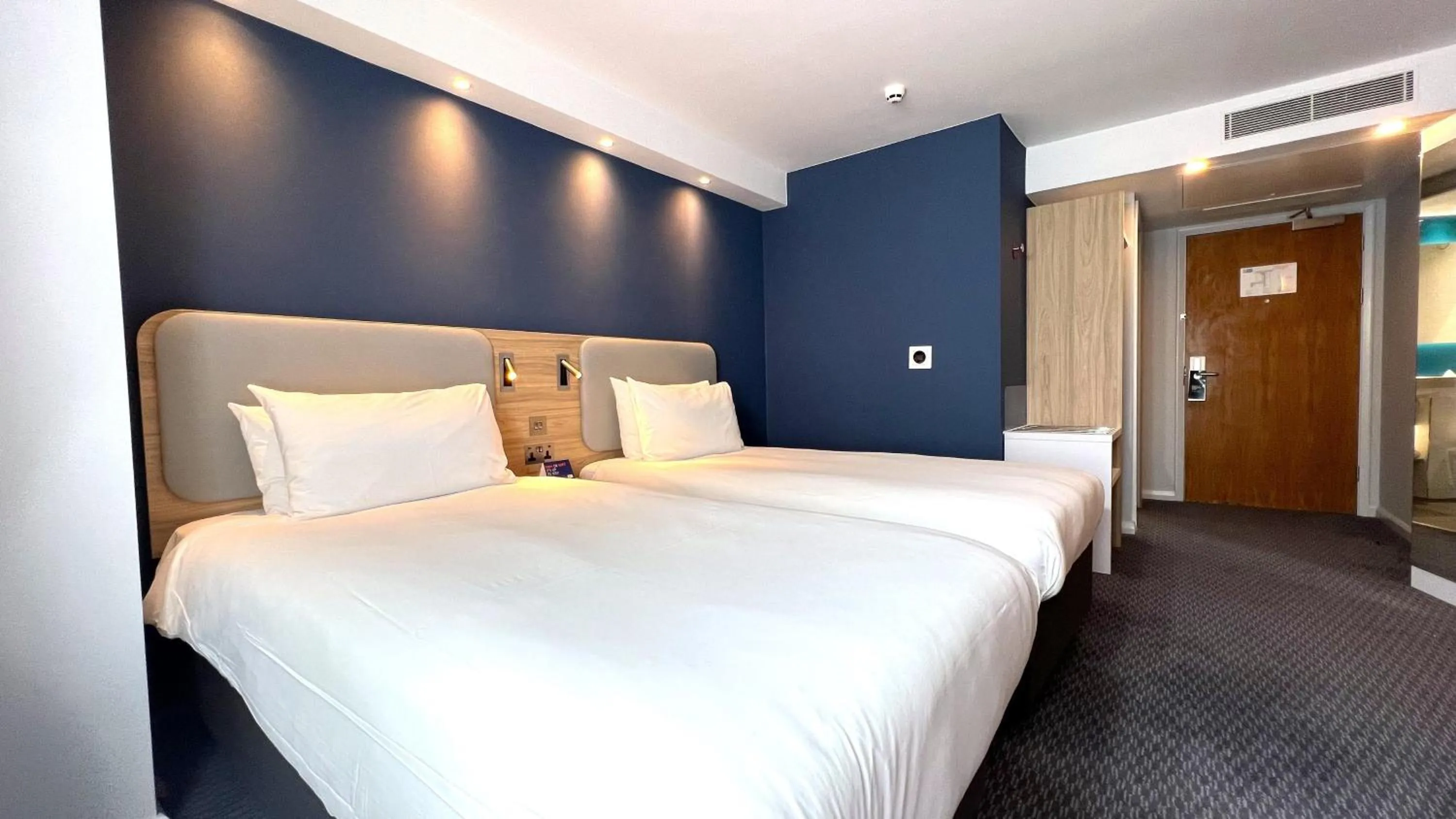 Photo of the whole room, Bed in Holiday Inn Express Windsor by IHG