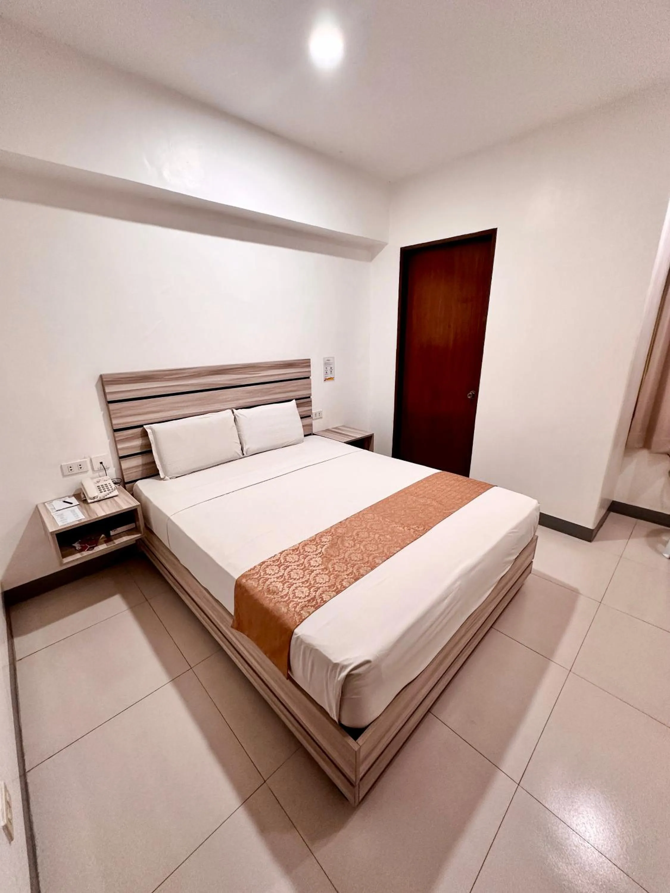 Photo of the whole room, Bed in Travelbee Fuente Inn