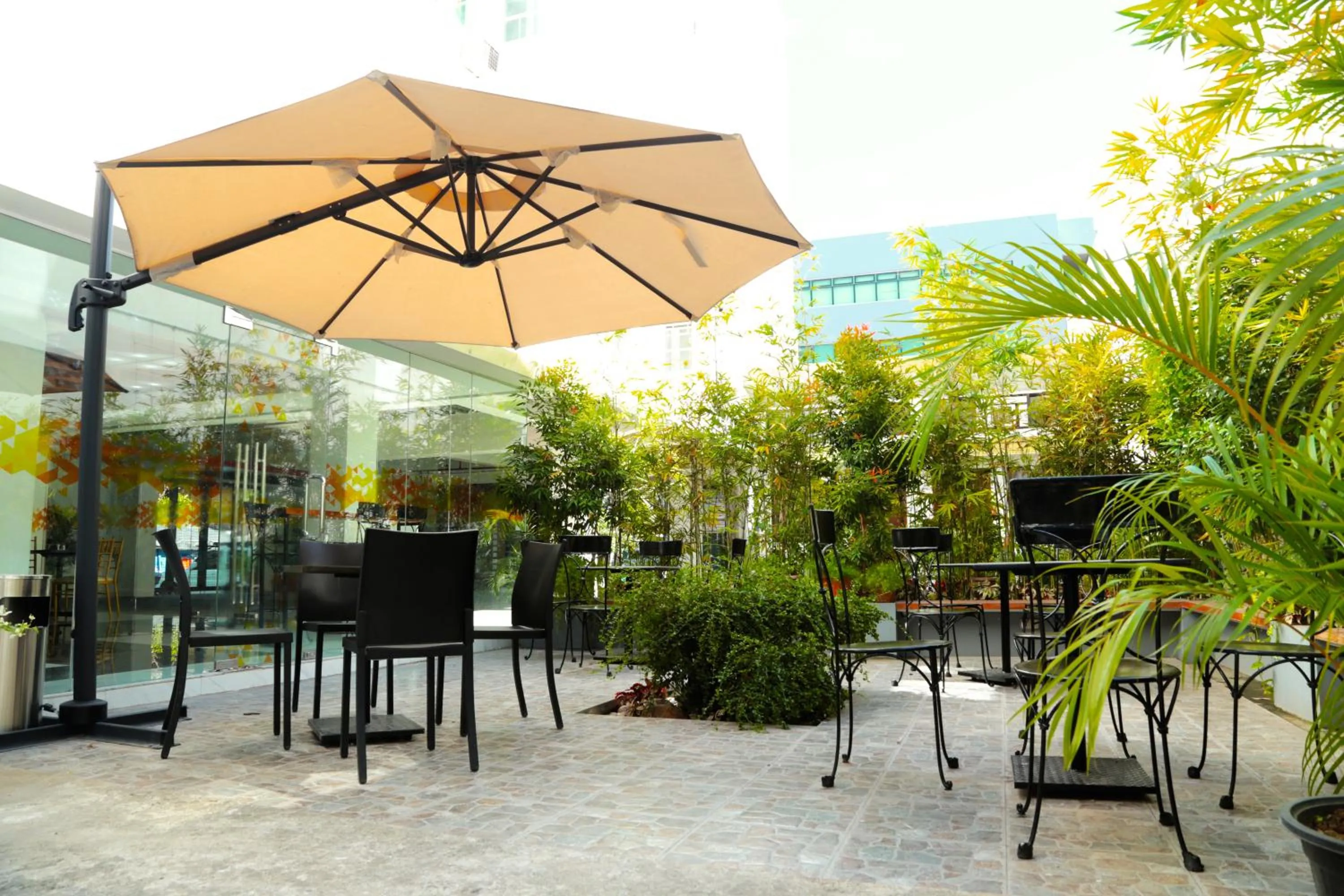 Patio in Travelbee Fuente Inn