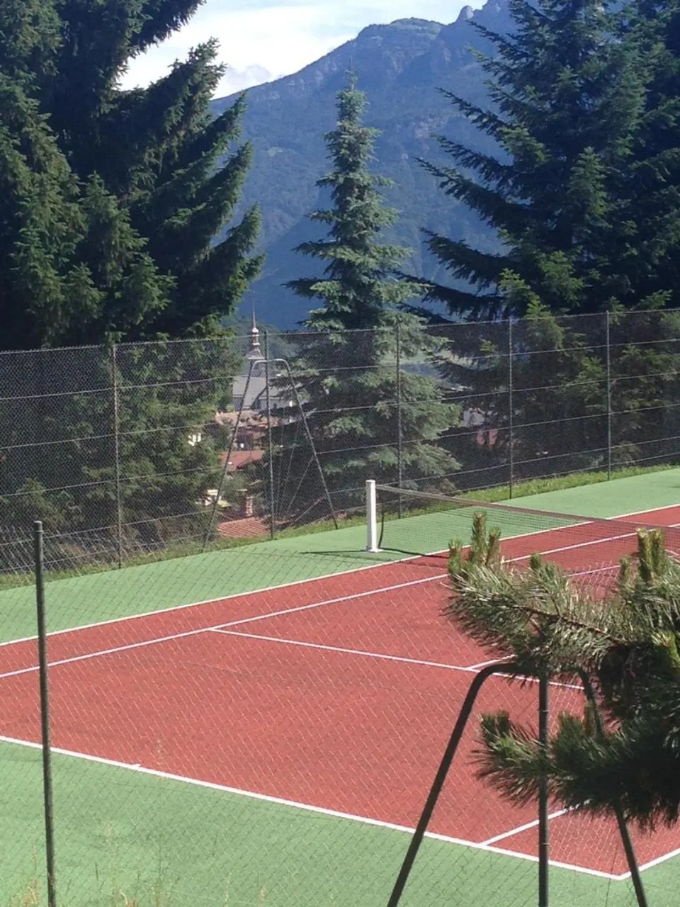 Tennis court in Le Chamois d'Or