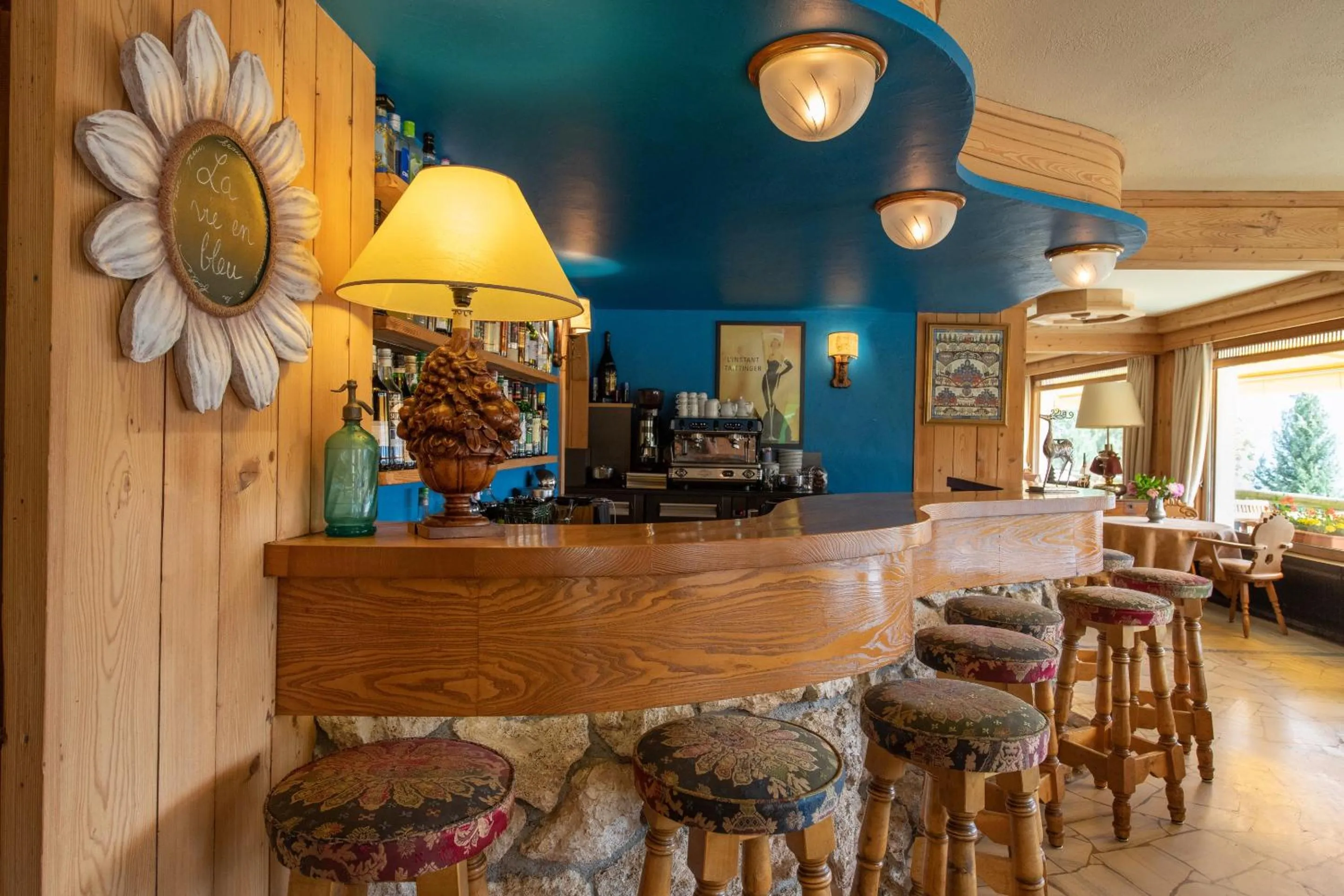 Lounge or bar in Le Chamois d'Or