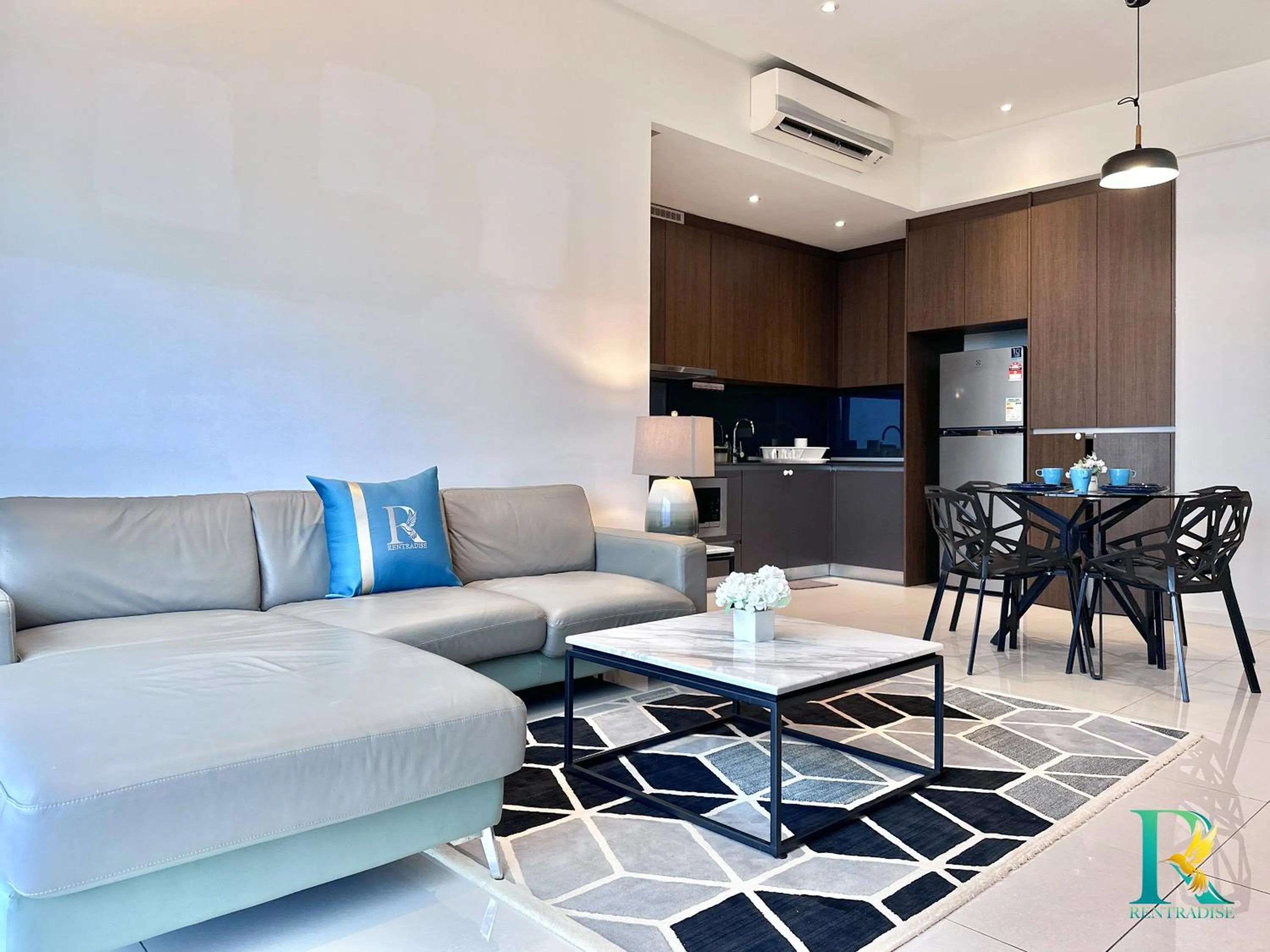 Living room in Grand Medini Suites by RR JBcity