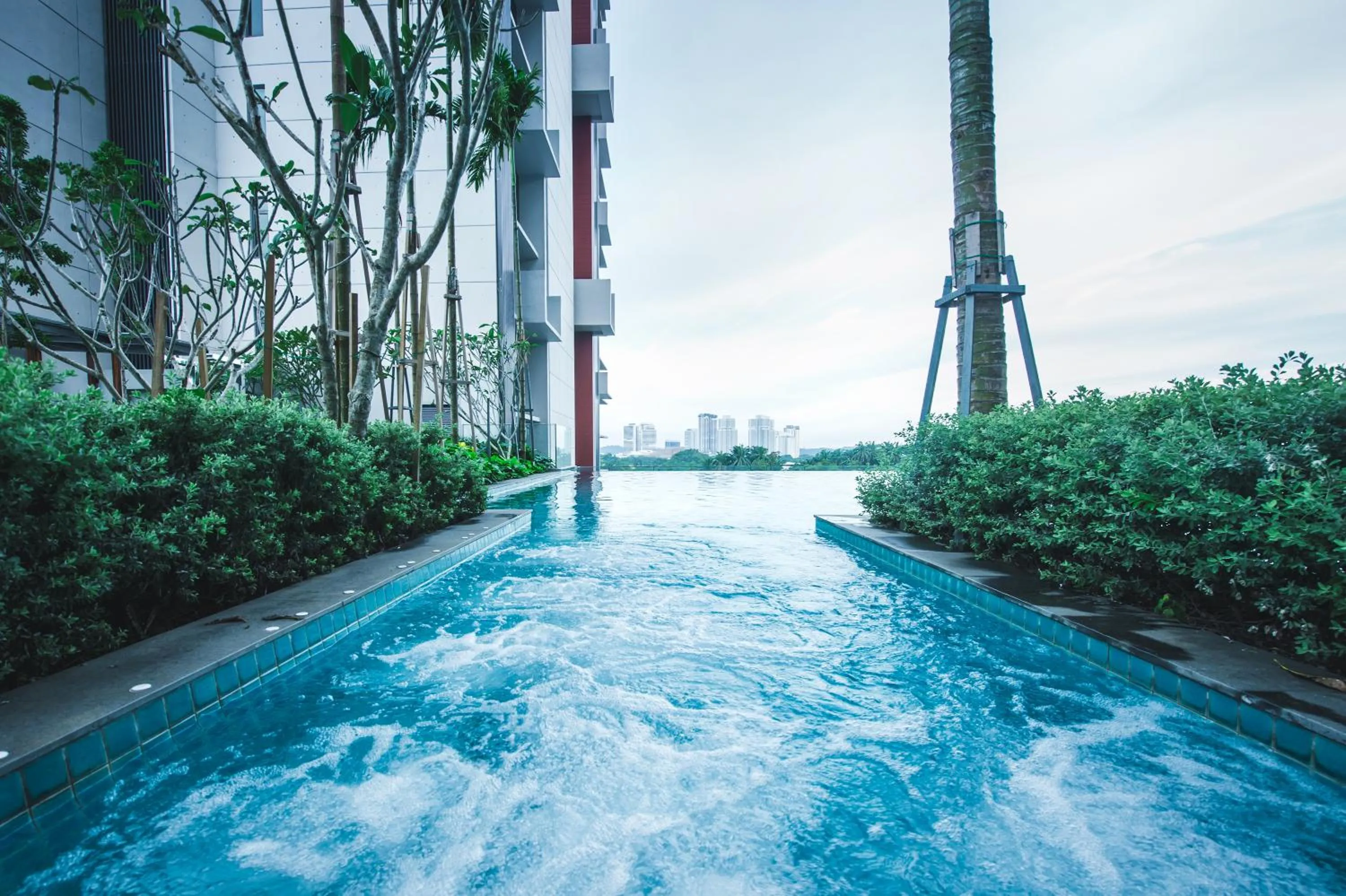 Swimming pool in Grand Medini Suites by RR JBcity